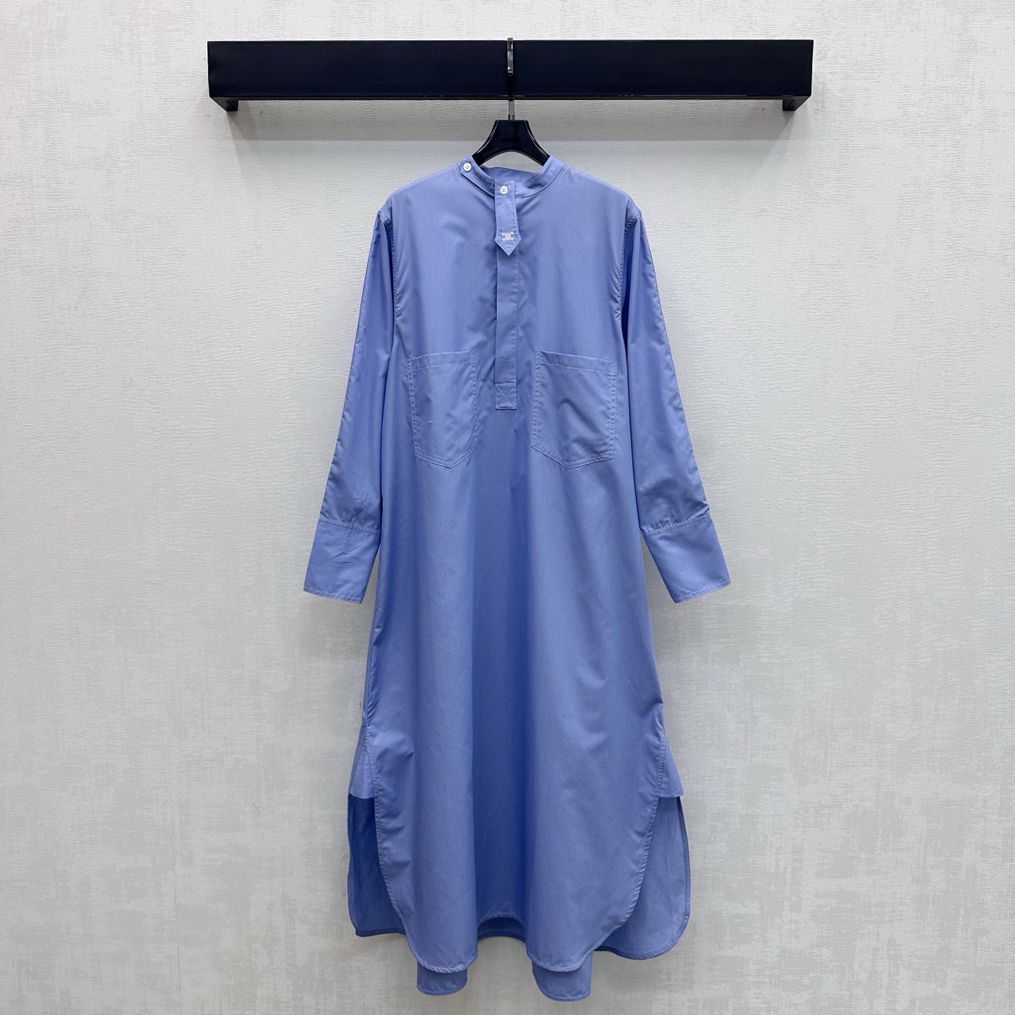 NO:910243,Celin*2026 new arrivals buttoned shirt dress made of custom YB imported twill cotton material, full of texture, soft and skin-friendly, using the stand-up collar button adjustment processing and symmetrical pocket design on the chest to add layering to the look. The front fabric tab is embellished with Arc de Triomphe embroidered logo elements to highlight the brand's tone. Simple and advanced. Development of fabrics and accessories. Stand-up collar long-sleeved shirt dress tailoring to present a casual and free style.  High version,,celine,skirts,shirts,19860909Celin*2026新品上架扣带衬衫连衣裙定制YB进口斜纹棉材质 质感十足 柔软亲肤 沿用立领开襟纽扣调节处理配合胸前饰以对称口袋设计 增添造型层次感 前襟布袢点缀凯旋门刺绣徽标元素装饰 彰显品牌调性 简约高级 面辅料开发 立领长袖衬衫连衣裙版型剪裁 呈现随性自由的穿搭风格 高版本,,celine,skirts,shirts,,Women's clothing