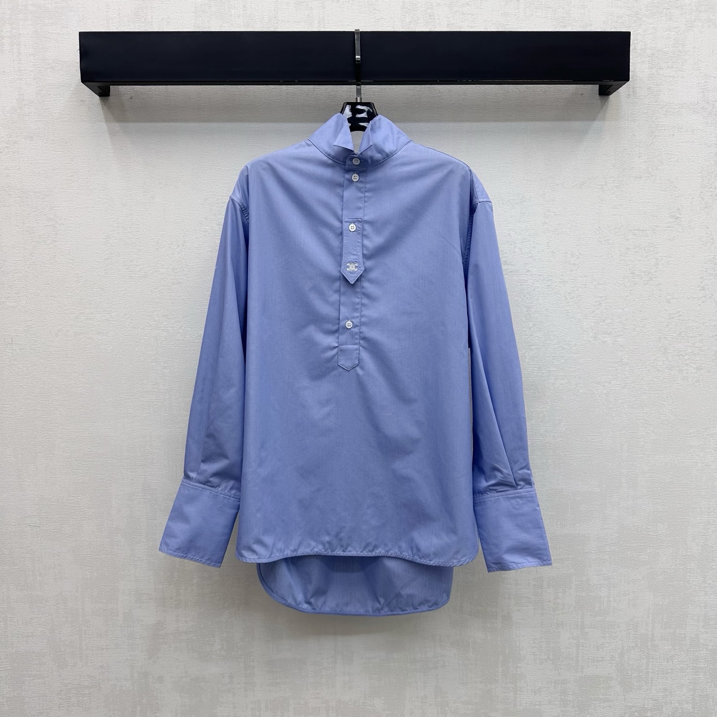 NO:910253,Celin*2026 new arrival buttoned long-sleeved shirt. Customized YB imported twill cotton material. Full texture, soft and skin-friendly. The stand-up collar placket button adjustment is used to match the arc hem to cover the crotch and slim down. It adds layering to the look. The front cloth tab is embellished with Arc de Triomphe embroidered logo elements to highlight the brand tone. Simple and high-end. Development of surface accessories. Stand-up collar long-sleeved shirt cut to present a casual and free style.  High version,,celine,shirts,19860909Celin*2026新品上架扣带长袖衬衫 定制YB进口斜纹棉材质 质感十足 柔软亲肤 沿用立领开襟纽扣调节处理配合圆弧下摆遮胯显瘦 增添造型层次感 前襟布袢点缀凯旋门刺绣徽标元素装饰 彰显品牌调性 简约高级 面辅料开发 立领长袖衬衫版型剪裁 呈现随性自由的穿搭风格 高版本,,celine,shirts,,Women's clothing