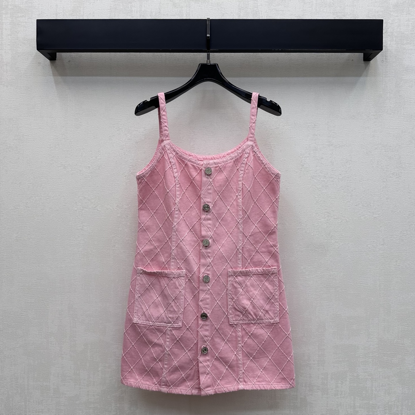 NO:910284,Chane*2026 new product launches diamond denim dress made of YB imported twill cotton material. The texture is crisp, stylish and skin-friendly. The whole body diamond quilting design process is combined with the spaghetti shoulder strap design to modify the shoulder line. Add a sense of layering to the look. The placket is engraved with metal letter buttons for adjustment and decoration, highlighting the brand tone. It is visually more layered and high-end. Development of surface accessories. Suspender dress tailoring. Easily create a French haute couture style for commuting and dating. High version, chanel, skirts,19860909Chane*2026新品上架菱格牛仔连衣裙定制YB进口斜纹全棉材质 质地挺括有型亲肤 通体菱格纹绗缝设计工艺配合细肩吊带设计修饰肩部线条 增添造型层次感 开襟刻印金属字母纽扣调节装饰 彰显品牌调性 视觉上更具层次感与高级感 面辅料开发 吊带连衣裙剪裁 通勤约会穿搭轻松打造法式高级风  高版本,,chanel,skirts,,Women's clothing