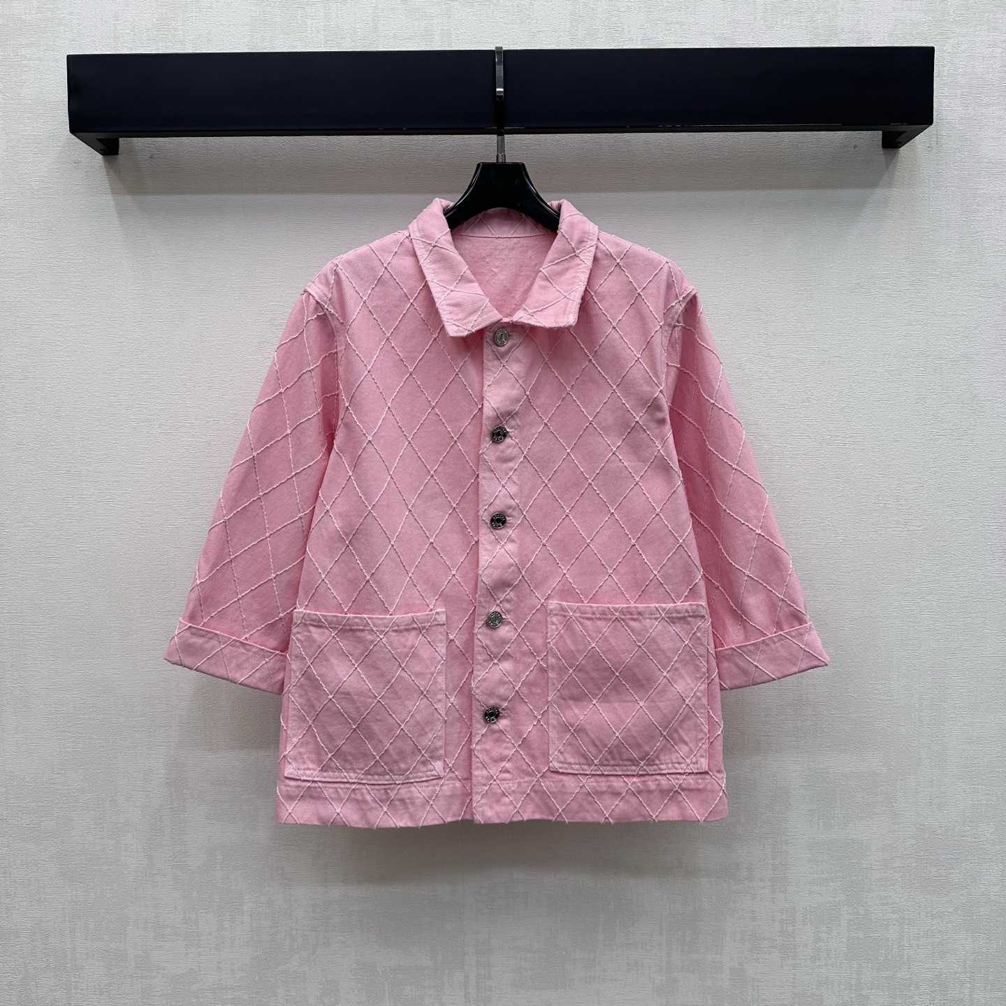 NO:910264,Chane*2026 new products are on the shelves. Diamond denim shirt jacket is made of YB imported twill cotton material. The texture is crisp and stylish and skin-friendly. The whole body diamond quilting design and craftsmanship add a sense of layering. The open placket is hollowed out and engraved with metal letter buttons for adjustment and decoration. It highlights the brand tone. It is visually more layered and high-end. Surface accessories development. Lapel folding sleeve shirt jacket tailoring. It can be paired with long shorts of the same series. It is easy to create a French high-end style when wearing a set for commuting and dating.  High version,,chanel,shorts,jackets & coats,shirts,19860909Chane*2026新品上架菱格牛仔衬衣外套定制YB进口斜纹全棉材质 质地挺括有型亲肤 通体菱格纹绗缝设计工艺设计 增添造型层次感 开襟镂空刻印金属字母纽扣调节装饰 彰显品牌调性 视觉上更具层次感与高级感 面辅料开发 翻领折袖衬衫外套剪裁 可搭配同系列长短裤 通勤约会成套穿搭轻松打造法式高级风  高版本,,chanel,shorts,jackets & coats,shirts,,Women's clothing