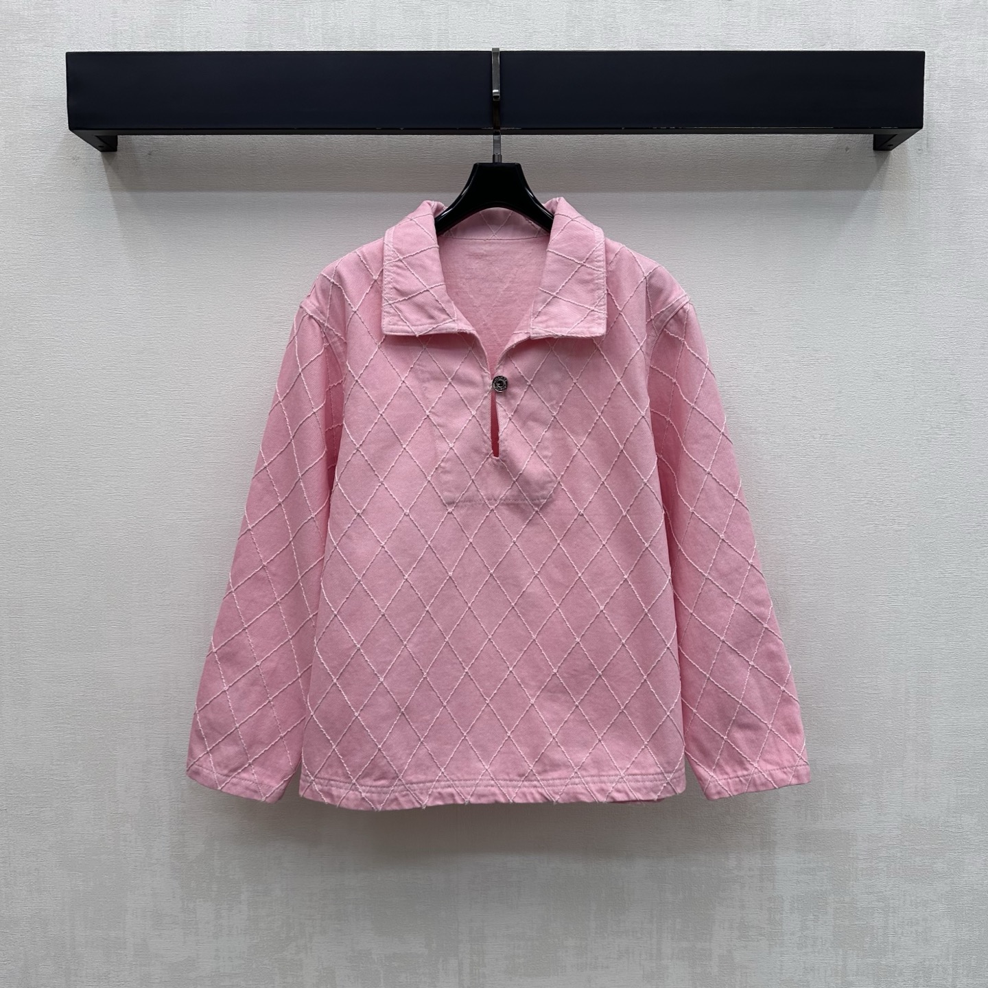 NO:910280,Chane*2026 new products are on the shelves. Diamond denim lapel tops are made of YB imported twill cotton. The texture is crisp, stylish and skin-friendly. All-over diamond quilting design and craftsmanship to add layering to the look. The semi-open placket hollow engraved metal letter buttons are used to adjust the decoration. Echoing the same details on the cuffs, highlighting the brand tone. Visually more layered and high-end. Development of surface accessories. Lapel long-sleeved pullover tailoring. Can be paired with long shorts of the same series.  A complete set of outfits for commuting and dating to easily create a French high-end style. High version, chanel, shorts,19860909Chane*2026新品上架菱格牛仔翻领上衣定制YB进口斜纹全棉材质 质地挺括有型亲肤 通体菱格纹绗缝设计工艺设计 增添造型层次感 沿用半开襟镂空刻印金属字母纽扣调节装饰 呼应袖口同样细节 彰显品牌调性 视觉上更具层次感与高级感 面辅料开发 翻领长袖套头衫剪裁 可搭配同系列长短裤 通勤约会成套穿搭轻松打造法式高级风  高版本,,chanel,shorts,,Women's clothing