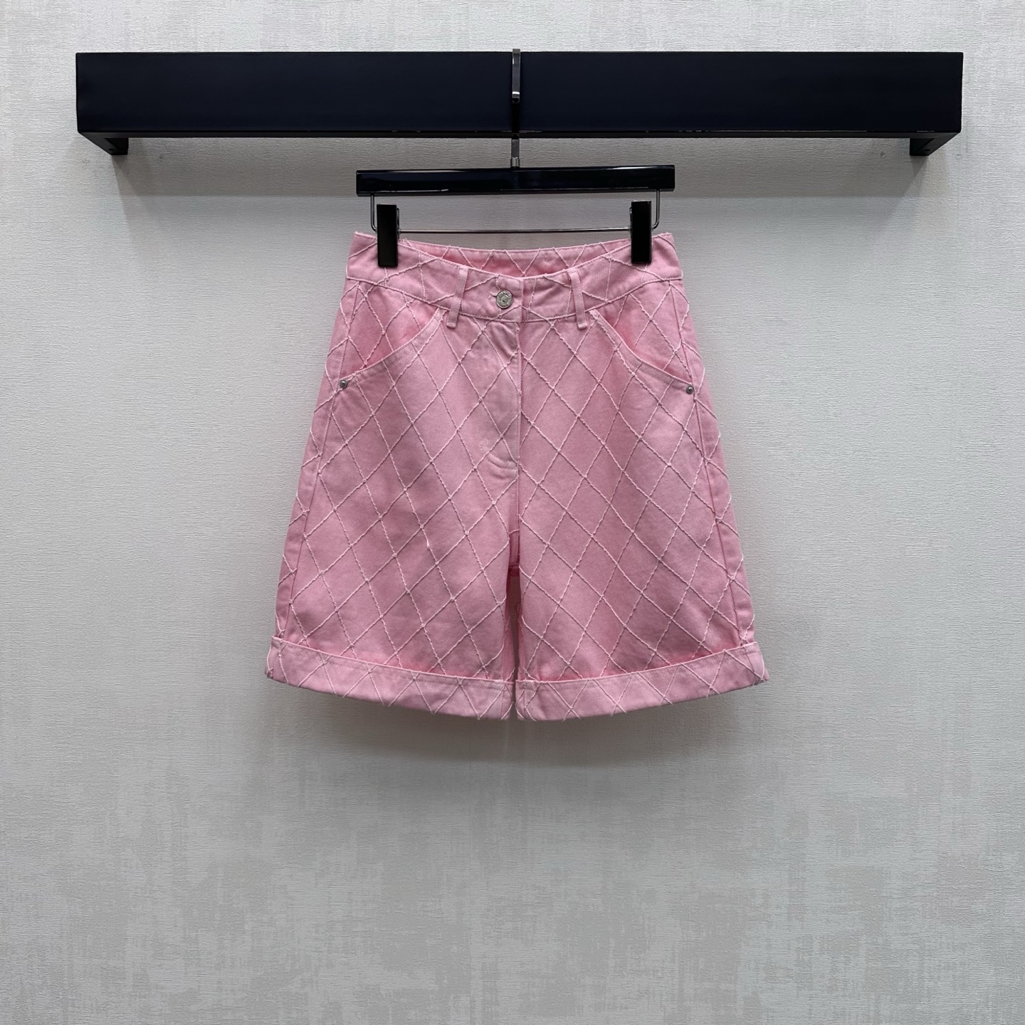 NO:910260,Chane*2026 new product launches rhombus denim fold-over mid-trousers, customized YB imported twill cotton material. The texture is crisp and skin-friendly. The whole-body rhombus quilting design adds layering to the look. The placket is engraved with metal letter buttons for adjustment and decoration. Highlights the brand tone. Visually more layered and high-end. Surface accessories development. High-waist buttoned mid-trousers cut. Can be paired with shirts and jackets from the same series. Easily create a French high-end style by wearing a set for commuting and dating.  High version,,chanel,jackets & coats,shirts,19860909Chane*2026新品上架菱格牛仔翻折中裤定制YB进口斜纹全棉材质 质地挺括有型亲肤 通体菱格纹绗缝设计工艺设计 增添造型层次感 开襟刻印金属字母纽扣调节装饰 彰显品牌调性 视觉上更具层次感与高级感 面辅料开发 高腰系扣中裤剪裁 可搭配同系列衬衫外套 通勤约会成套穿搭轻松打造法式高级风  高版本,,chanel,jackets & coats,shirts,,Women's clothing