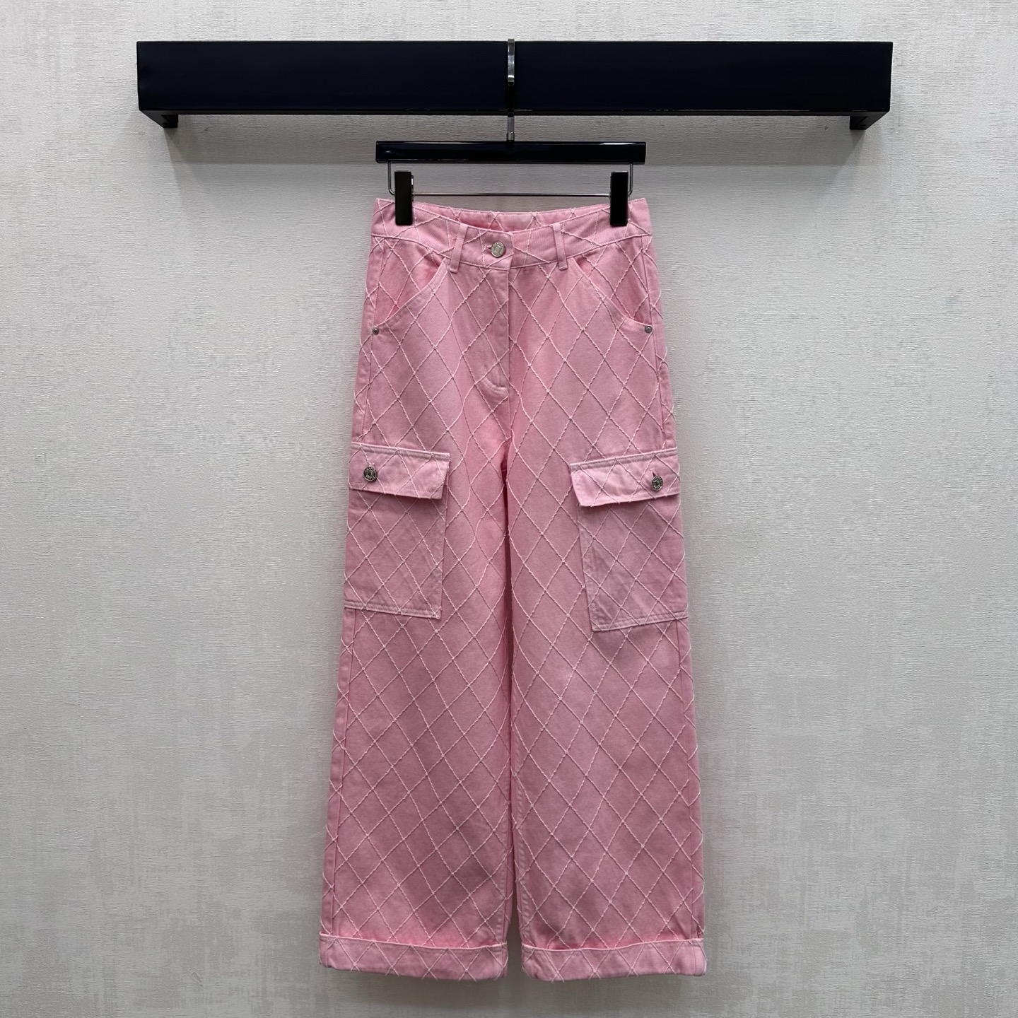 NO:910272,Chane*2026 new product launches rhombus denim fold-over trousers, customized YB imported twill cotton material. The texture is crisp and stylish, skin-friendly. All-over rhombus quilting design adds layering to the look. The placket is engraved with metal letter buttons for adjustment and decoration. Highlights the brand tone. Visually more layered and high-end. Surface accessories development. High-waisted buttoned straight trousers cut. Can be paired with shirts and jackets from the same series. Easily create a French high-end style by wearing a set for commuting and dating.  High version,,chanel,jackets & coats,shirts,19860909Chane*2026新品上架菱格牛仔翻折长裤定制YB进口斜纹全棉材质 质地挺括有型亲肤 通体菱格纹绗缝设计工艺设计 增添造型层次感 开襟刻印金属字母纽扣调节装饰 彰显品牌调性 视觉上更具层次感与高级感 面辅料开发 高腰系扣直筒长裤剪裁 可搭配同系列衬衫外套 通勤约会成套穿搭轻松打造法式高级风  高版本,,chanel,jackets & coats,shirts,,Women's clothing