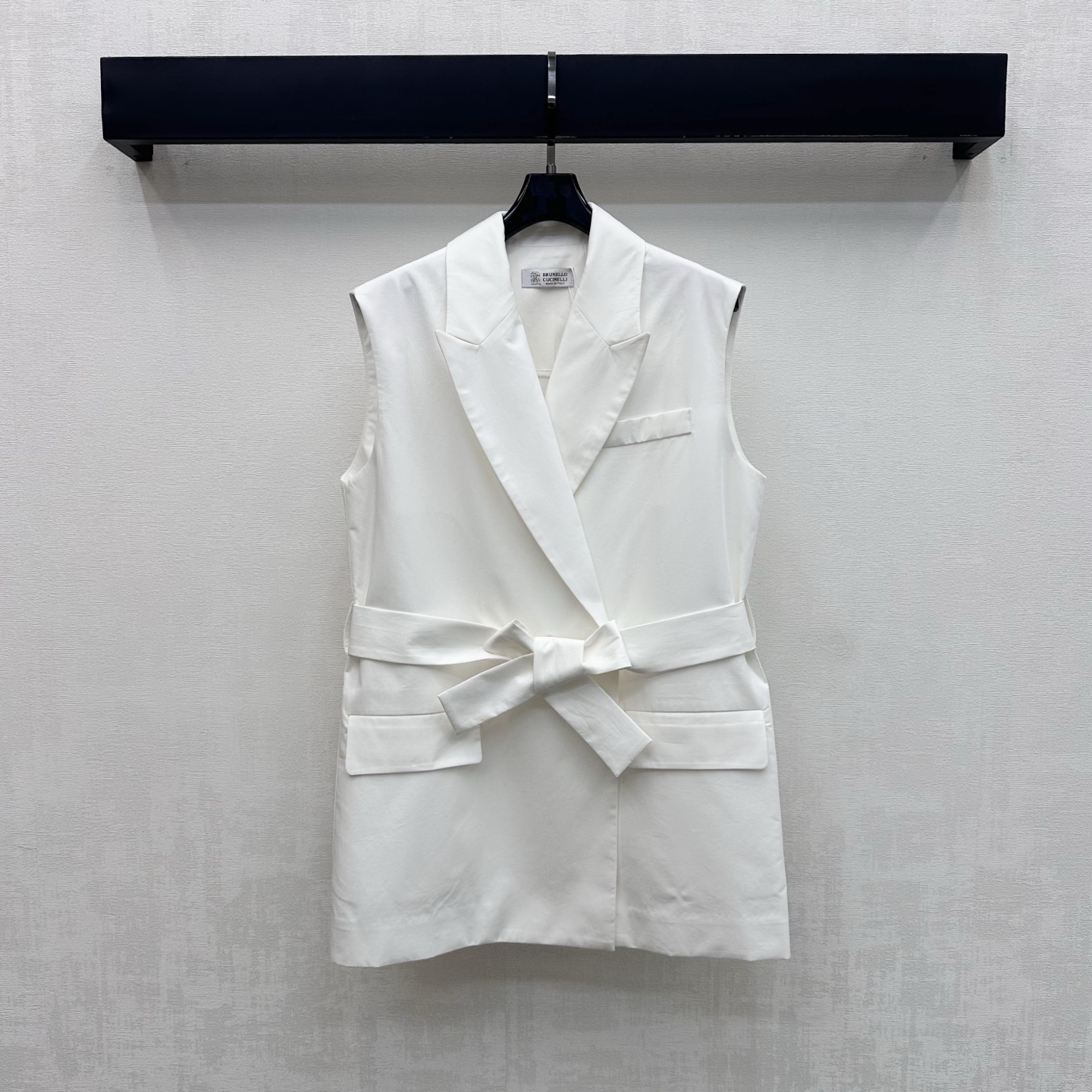 NO:910231,BC*2026 new products are on the shelves. Beaded lace-up vest. Customized YB imported twill cotton material. The texture is fine and soft. Breathable and skin-friendly. The neat suit lapels are used with the fabric laces to adjust the waist freely to add a sense of layering. The strong neckline is decorated with hidden dense fine diamond chain decoration to low-key highlight the brand tone. The development of surface accessories. The sleeveless lace-up vest is cut and can be matched with the same series of skirts. The complete set is exquisite and advanced. High version, skirts, business suit,19860909BC*2026新品上架镶珠系带马甲 定制YB进口斜纹全棉材质 质地细腻柔软 透气亲肤 沿用利落西装翻领配合本布系带自由收腰调节处理 增添造型层次感 后劲领口点缀隐藏式密集细钻链条装饰 低调彰显品牌调性 面辅料开发 无袖系带马甲裁剪 可搭配同系列半裙 成套穿搭精致高级 高版本,,skirts,business suit,,Women's clothing