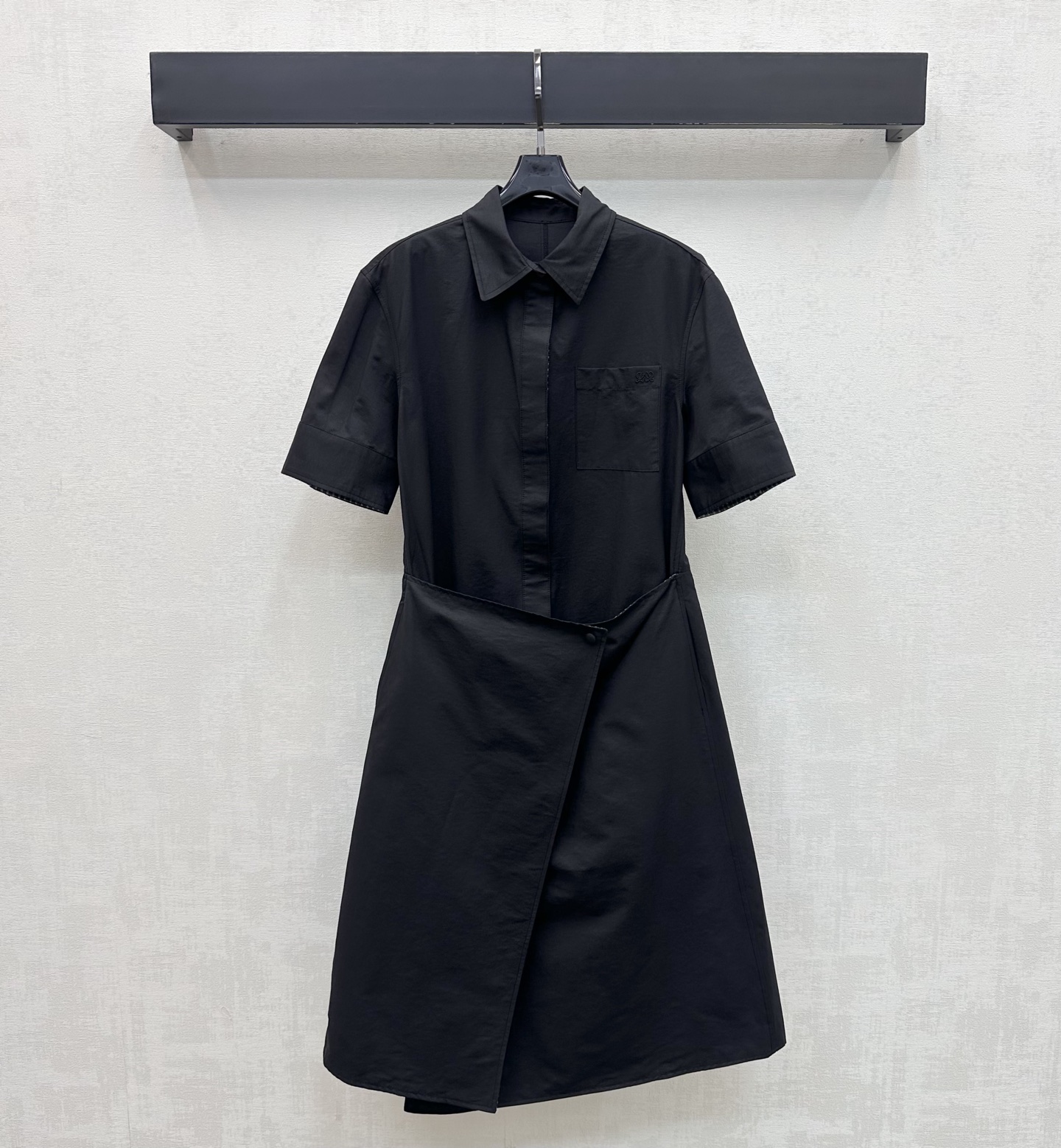 NO:911005,Loew*2026 new products are on the shelves. Irregular plaid splicing dress is made of YB imported twill cotton fabric. The texture is breathable and comfortable. The lapel placket button is used for adjustment and the chest pocket is embellished with iconic embroidered logo elements to highlight the brand's tone. The waist is wrapped with diagonal folding fabric and lined with contrasting plaid to hide the layering of the shape. Two visual effects can be switched at will. The wrapping structure cleverly tightens the waistline to optimize body proportions and enhances the overall texture. Development of surface accessories  Irregular lapel short-sleeved dress cut, easy to wear to create a high-end feel, high version, loewe, skirts, T-shirt,19860909Loew*2026新品上架 不规则格纹拼接连衣裙定制YB进口斜纹棉面料 质地透气舒适 沿用翻领开襟纽扣调节处理配合胸前口袋点缀标志性刺绣徽标元素 彰显品牌调性 腰部采用斜向叠布围裹 配合内衬撞色格纹 暗藏造型层次感 两种视觉效果随意切换 围裹结构巧妙收紧腰线优化身材比例 提升整体质感 面辅料开发 不规则翻领短袖连衣裙剪裁 穿搭轻松打造高级感  高版本,,loewe,skirts,T-shirt,,Women's clothing