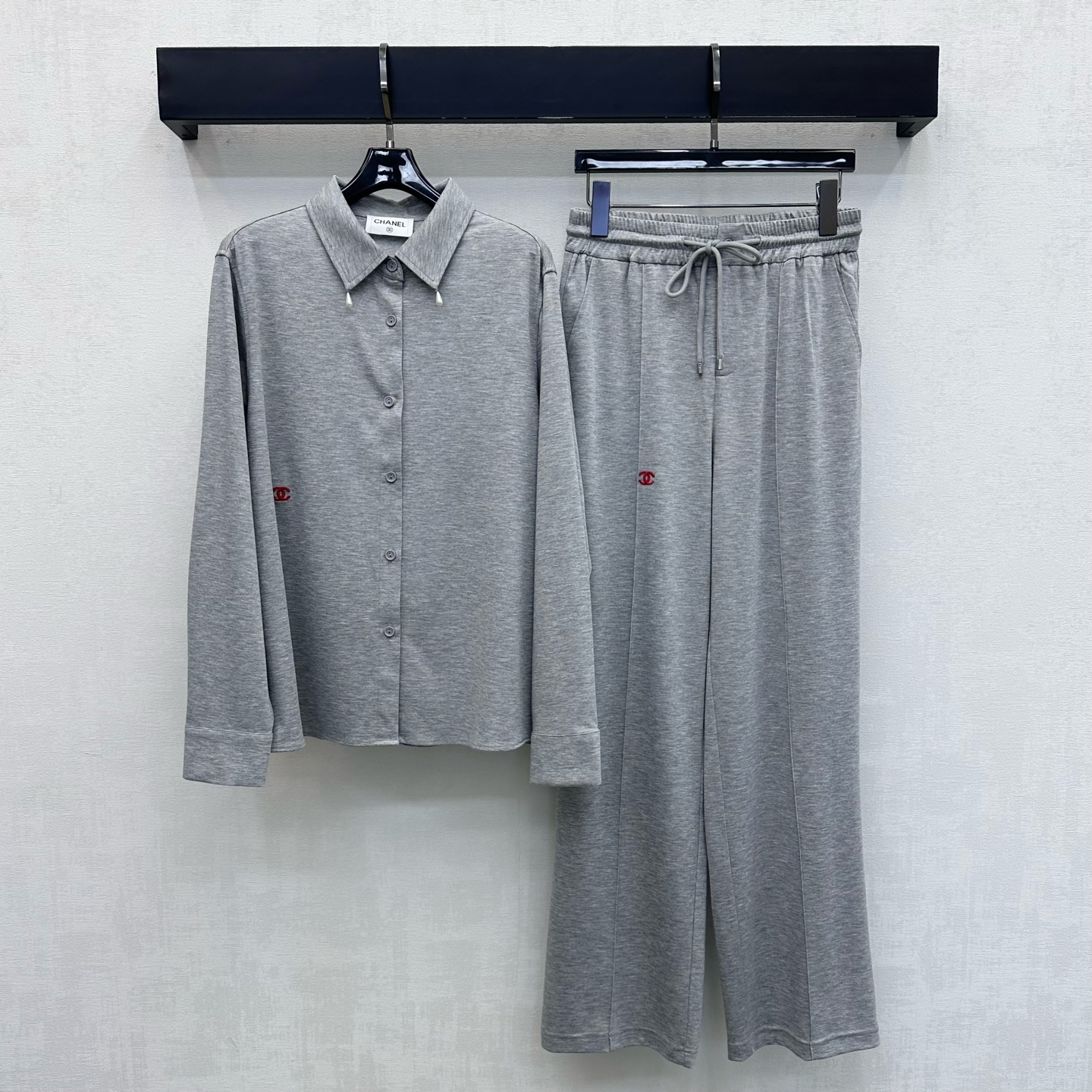 NO:911011,Chane*2026 new products are on the shelves, lapel embroidered long-sleeved shirt and trousers suit customized YB imported twill cotton fabric, light and breathable texture, soft and skin-friendly. The lapel placket button adjustment design is used to add layering to the look. The corner of the collar is embellished with two small pearl pendants. It is decorated with the iconic double C letter embroidery logo. The same details as the trousers, low-key highlighting the brand tone. Development of surface accessories  Lapel long-sleeved shirt, elastic waist trousers, cut as a set, easily create old money and high-end style, elegant and casual, high version 2 colors,,chanel,shirts,19860909Chane*2026新品上架翻领刺绣长袖衬衣长裤套装定制YB进口斜纹全棉面料 质地轻盈透气 触感柔软亲肤 沿用翻领开襟纽扣调节设计 增添造型层次感 领角点缀两颗小巧珍珠坠饰 配合标志性双C字母刺绣徽标装饰 长裤同样细节 低调彰显品牌调性 面辅料开发 翻领长袖衬衫松紧腰长裤剪裁成套穿搭轻松打造老钱高级风 优雅又随性 高版本2色,,chanel,shirts,,Women's clothing