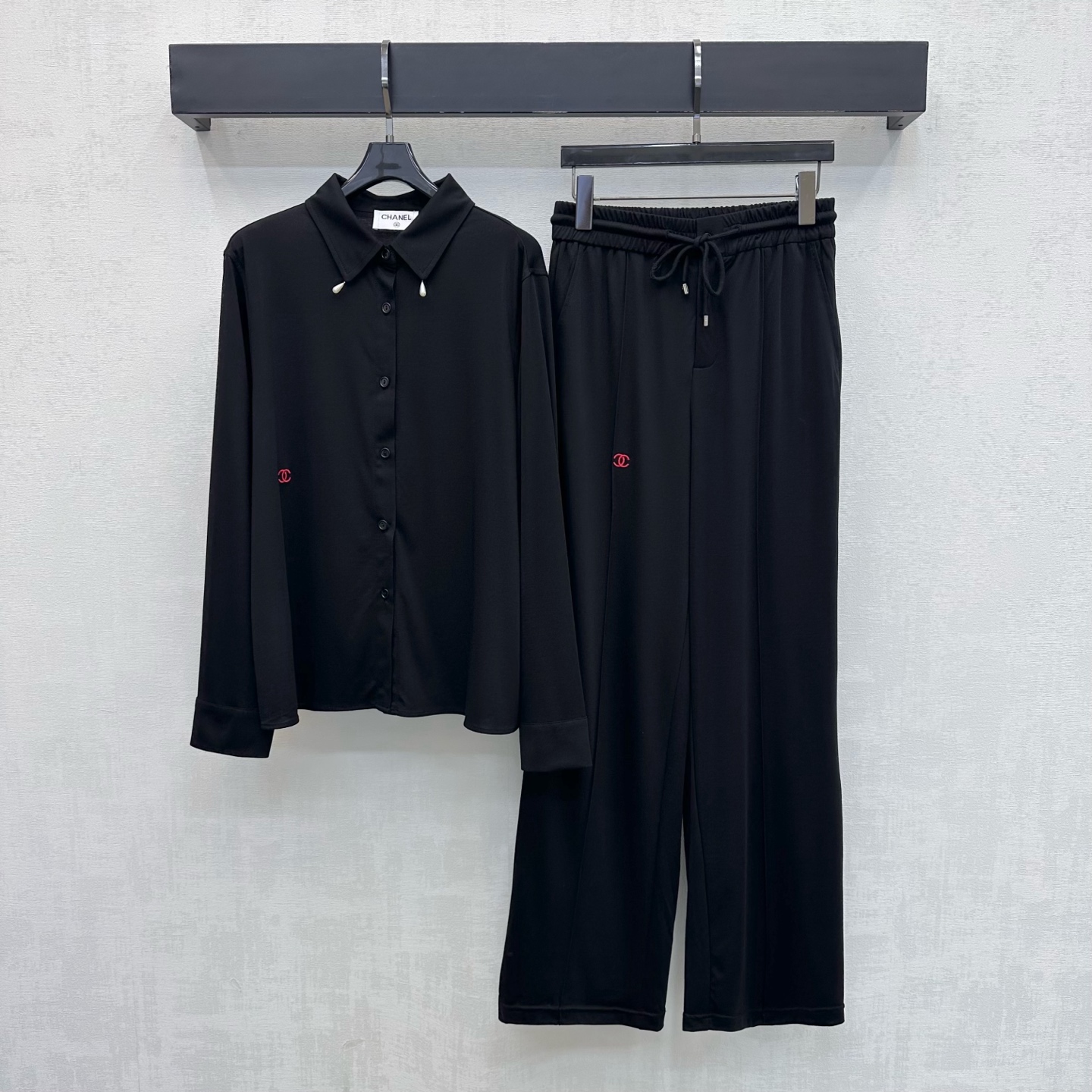 NO:911001,Chane*2026 new products are on the shelves, lapel embroidered long-sleeved shirt and trousers suit customized YB imported twill cotton fabric, light and breathable texture, soft and skin-friendly. The lapel placket button adjustment design is used to add layering to the look. The corner of the collar is embellished with two small pearl pendants. It is decorated with the iconic double C letter embroidery logo. The same details as the trousers, low-key highlighting the brand tone. Development of surface accessories  Lapel long-sleeved shirt, elastic waist trousers, cut as a set, easily create old money and high-end style, elegant and casual, high version 2 colors,,chanel,shirts,19860909Chane*2026新品上架翻领刺绣长袖衬衣长裤套装定制YB进口斜纹全棉面料 质地轻盈透气 触感柔软亲肤 沿用翻领开襟纽扣调节设计 增添造型层次感 领角点缀两颗小巧珍珠坠饰 配合标志性双C字母刺绣徽标装饰 长裤同样细节 低调彰显品牌调性 面辅料开发 翻领长袖衬衫松紧腰长裤剪裁成套穿搭轻松打造老钱高级风 优雅又随性 高版本2色,,chanel,shirts,,Women's clothing