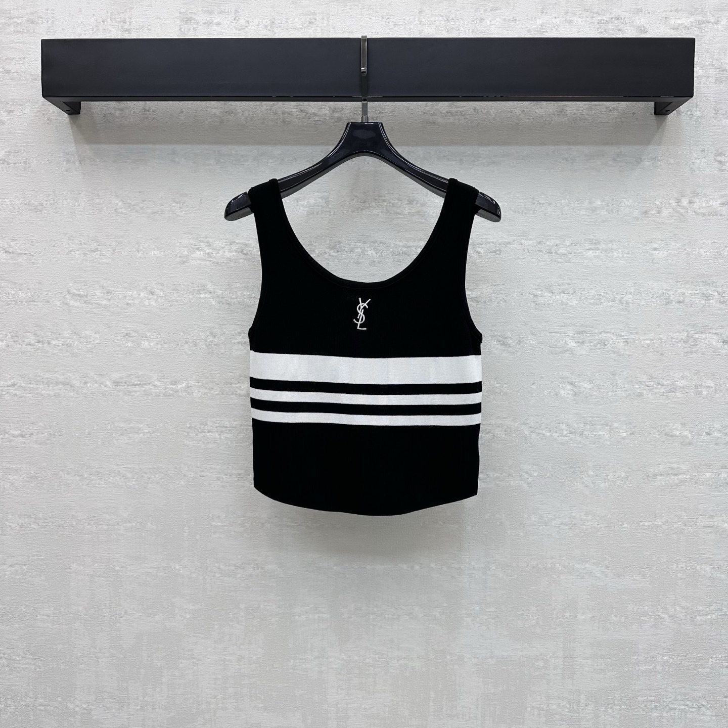 NO:910999,Saint lauren*2026 new product launch striped contrasting embroidered vest, customized YB imported high-elastic twill cotton material, comfortable and breathable, with built-in elasticity, the whole body vertical pit strip texture is visually slimmer, combined with the stripe contrasting design on the waist and abdomen to add layering to the look. The chest is embellished with iconic letter embroidered logo elements to highlight the brand tone. Slim fit highlights the body line. Surface accessories development, round neck slim vest tailoring, casually matched to show a relaxed, light and luxurious temperament, outstanding and fashionable.  High version 2 colors 36 38 40,,saint laurent,19860909Saint lauren*2026新品上架条纹撞色刺绣背心定制YB进口高弹斜纹全棉材质 舒适透气 自带弹力 通体竖坑条纹理视觉更为显瘦 配合腰腹条纹撞色设计 增添造型层次感 胸前点缀标志性字母刺绣徽标元素 彰显品牌调性 修身凸显身材线条 面辅料开发 圆领修身背心剪裁 随意搭配穿搭尽显松弛轻奢气质 出彩时髦  高版本2色36 38 40,,saint laurent,,Women's clothing