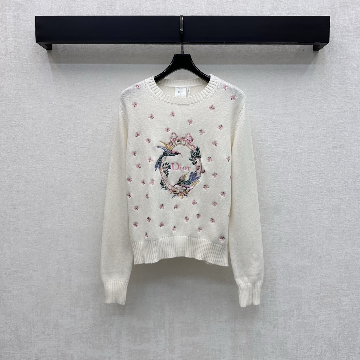 NO:910985,Dio*2026 new products are on the shelves. Floral embroidered long-sleeved knitted custom YB imported wool knitted material. The texture is soft and skin-friendly. Breathable and not tight. The round neck design is combined with ribbing details to add layering to the look. The elastic slim fit is slim and versatile. The ready-to-wear is decorated with three-dimensional pink flowers. It echoes the heavy embroidery elements of the oval hummingbird garland and highlights the brand's tone. The development of surface accessories. Round-neck long-sleeved top tailoring. Casual matching and high-end fashion for daily commuting.  High version,,dior,19860909Dio*2026新品上架花卉刺绣长袖针织定制YB进口羊毛针织材质 质地柔软亲肤 透气不扎 沿用圆领设计配合罗纹包边细节处理 增添造型层次感 弹力修身版型显瘦又百搭 成衣装饰立体粉小花 呼应椭圆蜂鸟花环重工刺绣元素 彰显品牌调性 面辅料开发 圆领长袖上衣剪裁 日常通勤随意搭配穿搭高级时髦  高版本,,dior,,Women's clothing