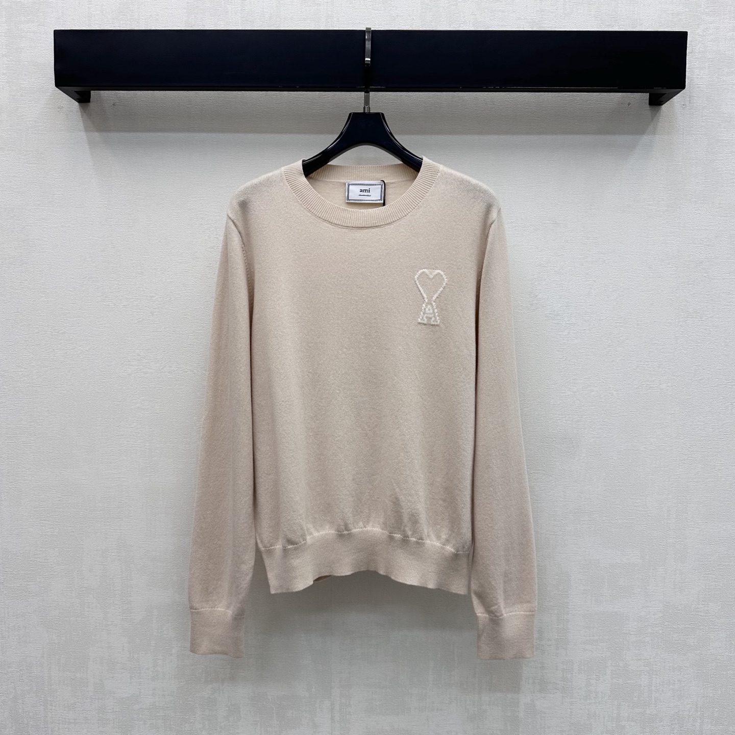 NO:910990,Ami*2026 new products are on the shelves embroidered long-sleeved knitted custom YB imported wool knitted material. The texture is soft and skin-friendly, breathable and not tight. The round neck design is combined with ribbed edge details to add layering to the look. The elastic slim fit is slim and versatile. The chest is embellished with the iconic love A combination embroidery to highlight the brand's tone. Development of surface accessories. Round-neck long-sleeved top tailoring. Casual and high-end fashion for daily commuting. High version 3 colors,,19860909Ami*2026新品上架刺绣长袖针织定制YB进口羊毛针织材质 质地柔软亲肤 透气不扎 沿用圆领设计配合罗纹包边细节处理 增添造型层次感 弹力修身版型显瘦又百搭 胸前点缀标志性爱心A组合刺绣 彰显品牌调性 面辅料开发 圆领长袖上衣剪裁 日常通勤随意搭配穿搭高级时髦  高版本3色,,,Women's clothing