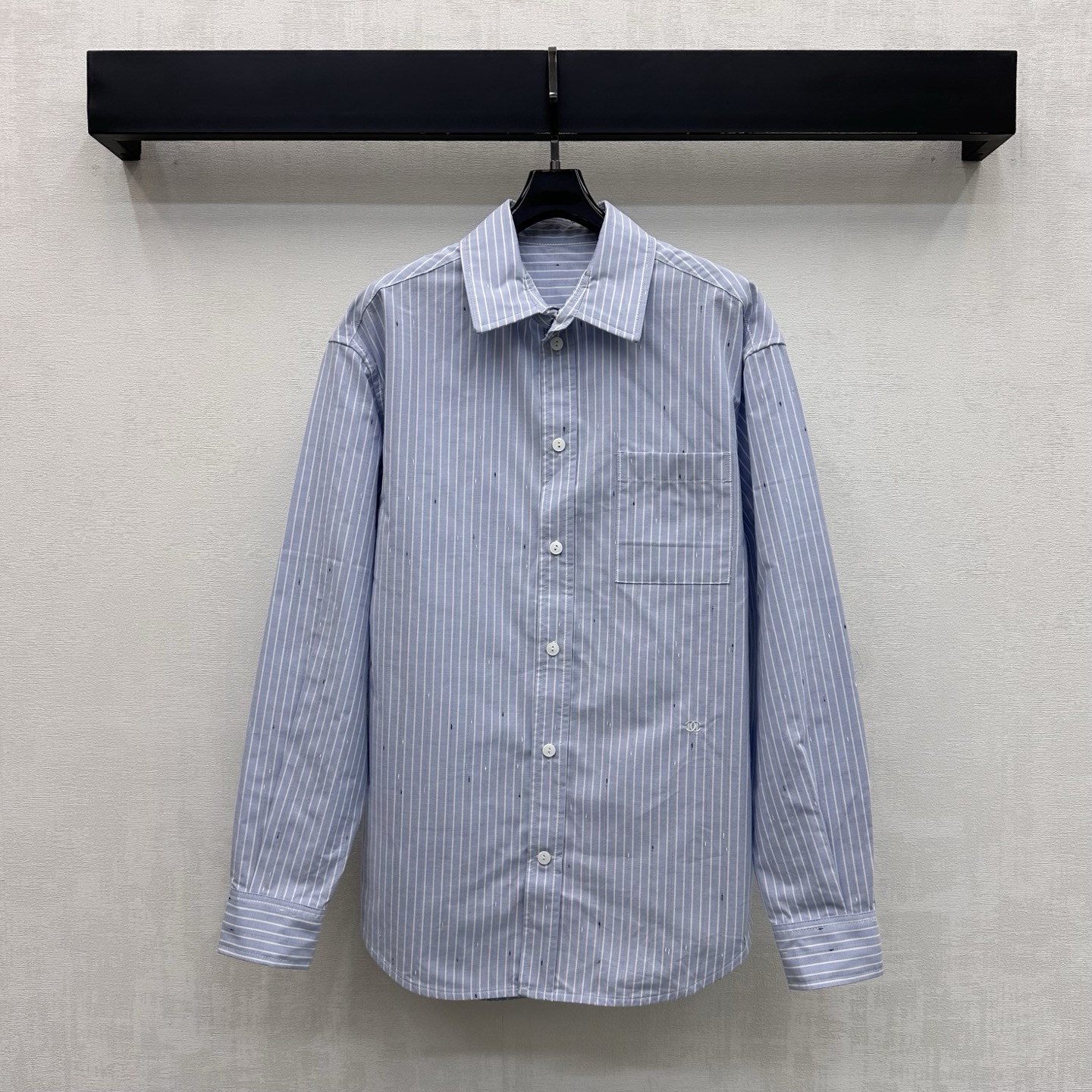 NO:910994,Chane*2026 new arrivals speckled striped shirt customized YB imported twill cotton material. Light and soft texture, skin-friendly and breathable. Use lapel button adjustment processing and single patch pocket design on the chest to add layering to the look. The whole body is made of light blue pinstripes with fine splattered ink spots. It echoes the iconic double C letter embroidery logo on the hem to highlight the brand tone. Development of surface accessories. Lapel long-sleeved shirt tailoring. Match it at will. Easily wear it to create a minimalist high-end style. High version 36  38 40,,chanel,shirts,19860909Chane*2026新品上架斑点条纹衬衫定制YB进口斜纹棉材质 质地轻盈柔软 触感亲肤透气 沿用翻领开襟纽扣调节处理配合胸前单贴袋设计 增添造型层次感 通体采用浅蓝细条纹细碎泼墨斑点 呼应下摆点缀标志性双C字母刺绣徽标 彰显品牌调性 面辅料开发 翻领长袖衬衣剪裁 随意搭配 穿搭轻松打造极简高级风  高版本36 38 40,,chanel,shirts,,Women's clothing