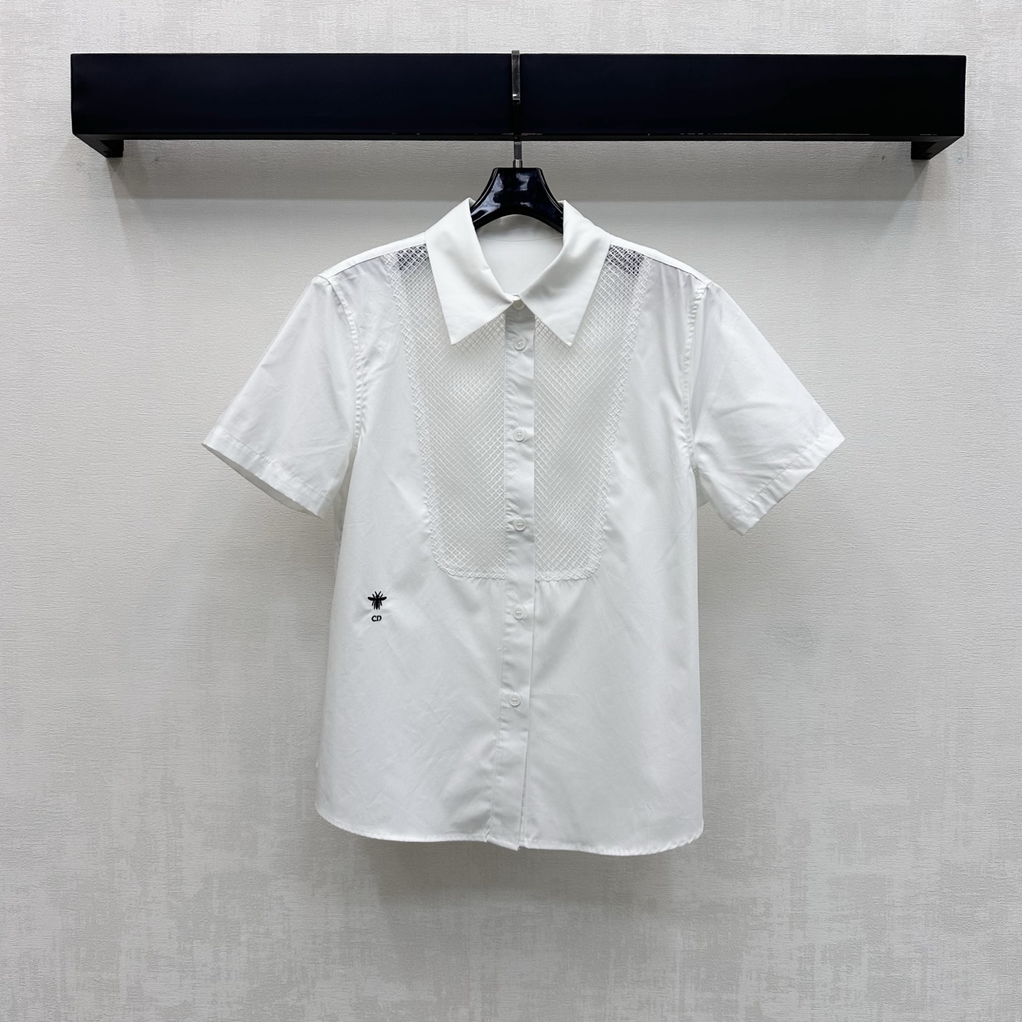 NO:910991,Dio*2026 new products are on the shelves. Hollow lapel embroidered shirts are made of YB imported twill cotton. The texture is light and soft, skin-friendly and breathable. The classic lapel placket buttons can be adjusted freely. Combined with the diamond-shaped hollow mesh splicing design on the chest to add layering to the look. The hem is embellished with the iconic letter Little Bee embroidery logo, low-key highlighting the brand tone. Development of surface accessories. Lapel short-sleeved shirt tailoring. Casual matching. Easy to wear to create a minimalist and advanced style.  High version l,,dior,shirts,T-shirt,19860909Dio*2026新品上架镂空翻领刺绣衬衫定制YB进口斜纹棉材质 质地轻盈柔软 触感亲肤透气 沿用经典翻领开襟纽扣自由调节处理 配合胸前菱形镂空网纱拼接设计 增添造型层次感 下摆点缀标志性字母小蜜蜂刺绣徽标装饰 低调彰显品牌调性 面辅料开发 翻领短袖衬衣剪裁 随意搭配 穿搭轻松打造极简高级风  高版本 l,,dior,shirts,T-shirt,,Women's clothing
