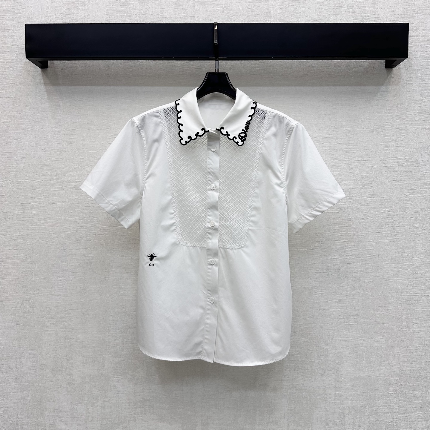 NO:910979,Dio*2026 new products on the shelves, hollow lapel embroidered shirts, custom-made YB imported twill cotton material, light and soft texture, skin-friendly and breathable, using wavy embroidery wrapped doll collar design with free adjustment of lapel placket buttons, echoing the diamond-shaped hollow mesh splicing design on the chest, adding layering to the look. The hem is embellished with the iconic letter Little Bee embroidered logo decoration, low-key highlighting the brand tone. Development of surface accessories. Lapel short-sleeved shirt tailoring. Match as you like.  Easily create a minimalist and high-end style with high-end styles, dior, shirts, T-shirts,19860909Dio*2026新品上架镂空翻领刺绣衬衫定制YB进口斜纹棉材质 质地轻盈柔软 触感亲肤透气 沿用波浪刺绣包边娃娃领设计配合翻领开襟纽扣自由调节处理 呼应胸前菱形镂空网纱拼接设计 增添造型层次感 下摆点缀标志性字母小蜜蜂刺绣徽标装饰 低调彰显品牌调性 面辅料开发 翻领短袖衬衣剪裁 随意搭配 穿搭轻松打造极简高级风  高版本,,dior,shirts,T-shirt,,Women's clothing