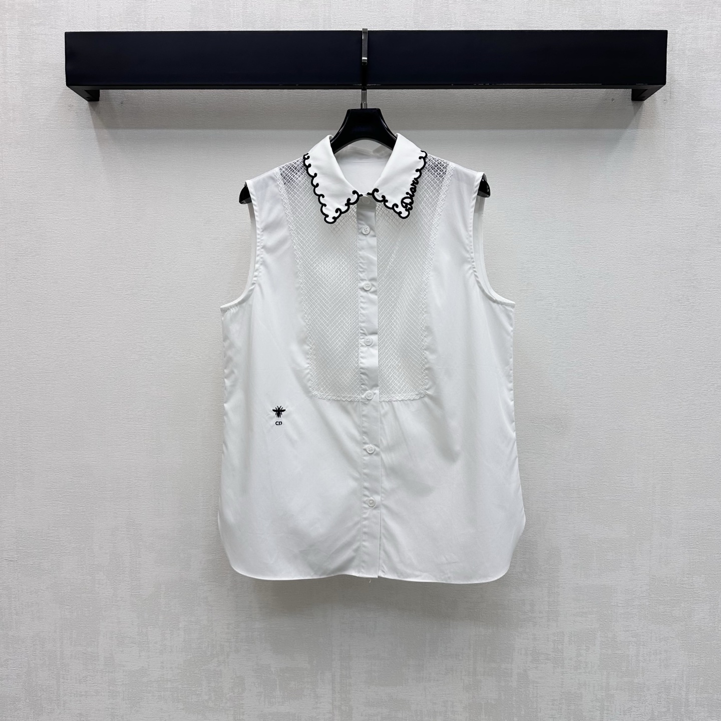 NO:911009,Dio*2026 new products are on the shelves. The hollow lapel embroidered vest is made of YB imported twill cotton. The texture is light and soft, skin-friendly and breathable. The wave embroidered doll collar design is used and the lapel placket buttons can be adjusted freely. It echoes the rhombus hollow mesh splicing design on the chest to add layering to the look. The hem is embellished with the iconic letter Little Bee embroidered logo decoration, low-key highlighting the brand tone. Surface accessories development. Lapel sleeveless vest tailoring. Match as you like.  Easily create a minimalist high-end style with high style, dior,19860909Dio*2026新品上架镂空翻领刺绣背心定制YB进口斜纹棉材质 质地轻盈柔软 触感亲肤透气 沿用波浪刺绣包边娃娃领设计配合翻领开襟纽扣自由调节处理 呼应胸前菱形镂空网纱拼接设计 增添造型层次感 下摆点缀标志性字母小蜜蜂刺绣徽标装饰 低调彰显品牌调性 面辅料开发 翻领无袖背心剪裁 随意搭配 穿搭轻松打造极简高级风  高版本,,dior,,Women's clothing