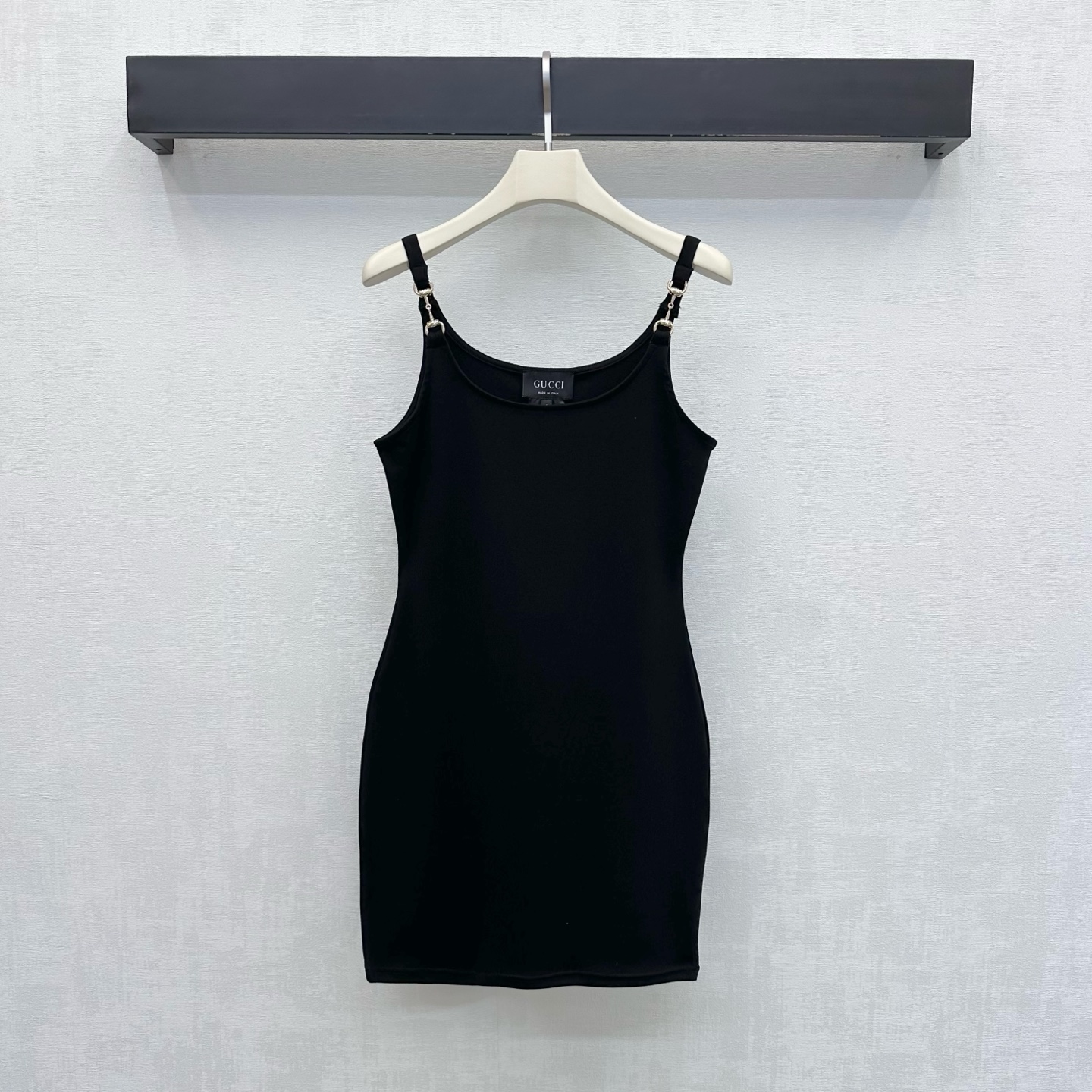 NO:911818,Gucc*2026 new arrivals Metal buckle suspender skirt Customized YB imported twill cotton material Light and breathable texture The upper body has a high-end and simple atmosphere Thin shoulder strap design modifies the shoulder line to add layering to the look Exquisite metal horsebit buckle decoration on the shoulder strap highlights the brand tone Development of surface accessories Vest suspender dress tailoring Wear alone with a suit jacket or with a shirt underneath, you can easily create a minimalist high-end style High version, gucci, skirts, jackets &  coats,shirts,business suits,19860909Gucc*2026新品上架金属扣环吊带裙 定制YB进口斜纹棉材质 质地轻盈透气 上身自带高级简约氛围 细肩带设计修饰肩部线条 增添造型层次感 肩带处精致金属马衔扣环装饰 彰显品牌调性 面辅料开发 背心吊带连衣裙剪裁 单穿搭配西装外套还是内搭衬衫 都能轻松打造极简高级风  高版本,,gucci,skirts,jackets & coats,shirts,business suit,,Women's clothing