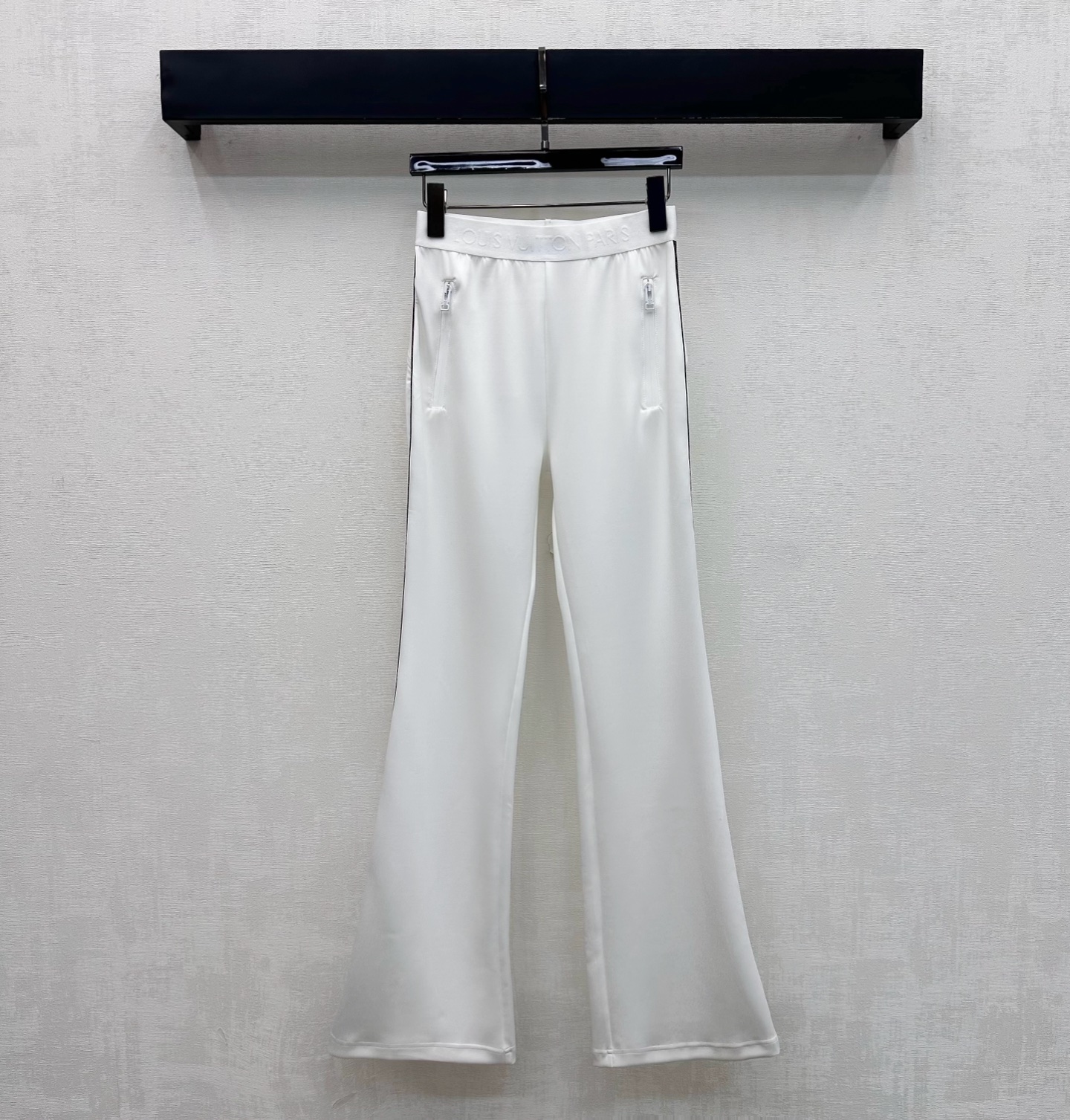 NO:911837,Louis Vuitto*2026 new products are on the shelves. Webbing hemmed slightly flared trousers are custom-made YB imported nylon blended material. Highly elastic and breathable with soft light. The wide-border elastic elastic waist is used to design three-dimensional embossed letters. It is matched with the symmetrical double fake pockets on the front and back to echo the patch pocket decoration on the back waist to add a sense of layering. The classic old flower all-printed leather strips run through the contrasting edges on both sides. It visually looks taller and slimmer and highlights the brand's tone. The elastic fabric fits the leg lines. Development of surface accessories.  High-waisted and slightly flared trousers cut to create a high-end and simple feel. High version in 2 colors, Louis Vuitton,19860909Louis Vuitto*2026新品上架织带捆边微喇长裤定制YB进口锦纶混纺材质 高弹透气自带柔光 沿用宽边弹力松紧腰立体压印字母设计 配合前副对称双假口袋呼应后腰贴袋装饰 增添造型层次感 两侧贯穿经典老花满印皮条撞色包边 视觉上显高显瘦 彰显品牌调性 弹力面料贴合腿部线条 面辅料开发 高腰微喇长裤剪裁 穿搭打造高级简约感 高版本2色,,louis vuitton,,Women's clothing