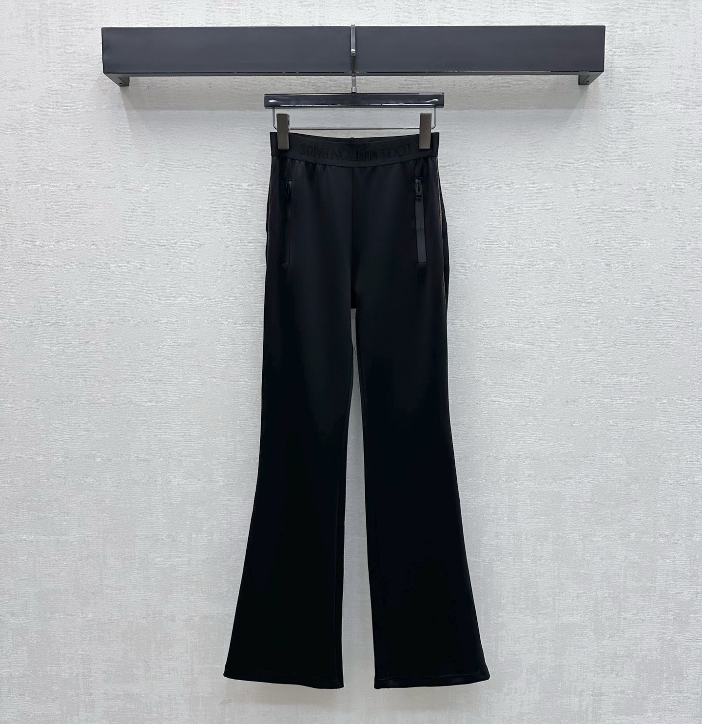 NO:911799,Louis Vuitto*2026 new products are on the shelves. Webbing hemmed slightly flared trousers are custom-made YB imported nylon blended material. Highly elastic and breathable with soft light. The wide-border elastic elastic waist is used to design three-dimensional embossed letters. It is matched with the symmetrical double fake pockets on the front and back to echo the patch pocket decoration on the back waist to add a sense of layering. The classic old flower all-printed leather strips run through the contrasting edges on both sides. It visually looks taller and slimmer and highlights the brand's tone. The elastic fabric fits the leg lines. Development of surface accessories.  High-waisted and slightly flared trousers cut to create a high-end and simple feel. High version in 2 colors, Louis Vuitton,19860909Louis Vuitto*2026新品上架织带捆边微喇长裤定制YB进口锦纶混纺材质 高弹透气自带柔光 沿用宽边弹力松紧腰立体压印字母设计 配合前副对称双假口袋呼应后腰贴袋装饰 增添造型层次感 两侧贯穿经典老花满印皮条撞色包边 视觉上显高显瘦 彰显品牌调性 弹力面料贴合腿部线条 面辅料开发 高腰微喇长裤剪裁 穿搭打造高级简约感 高版本2色,,louis vuitton,,Women's clothing