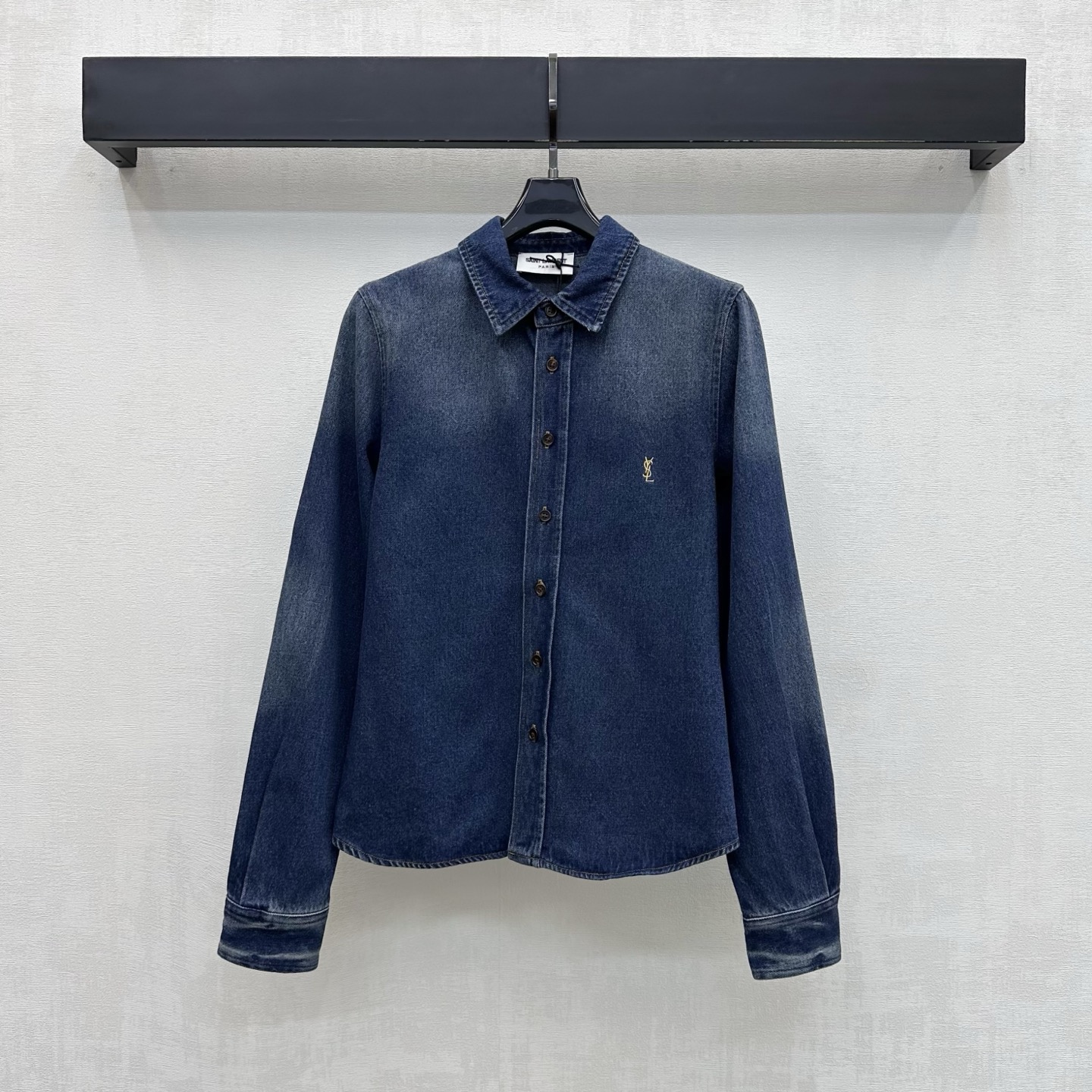NO:911828,Ysl/Saint Laurent*2026 new arrival embroidered lapel denim jacket, custom made of YB imported twill cotton denim material, stiff and stylish, treated with multiple enzyme washing processes, using the lapel placket retro button adjustment process to add layering to the look, decorated with iconic embroidered letter logo elements on the chest, highlighting the brand's tone, neat long sleeve cuffs with double-layer topstitching and reinforcement, modifying arm lines, hiding flesh and looking slim, simple and advanced, development of surface accessories  Lapel long-sleeved jacket tailoring, casual matching, high-end and fashionable wear, high version 2 colors-,,saint laurent,saint laurent,jackets & coats,19860909Ysl/Saint Laurent*2026新品上架刺绣翻领牛仔外套定制YB进口斜纹棉牛仔材质 挺括有型 多重酵素水洗工艺处理 沿用翻领开襟复古纽扣调节处理 增添造型层次感 胸前点缀标志性刺绣字母徽标元素装饰 彰显品牌调性 利落长袖袖口双层明线压线加固 修饰手臂线条 藏肉又显瘦 简约高级 面辅料开发 翻领长袖外套剪裁 随意搭配 穿搭高级时髦 高版本2色-,,saint laurent,saint laurent,jackets & coats,,Women's clothing