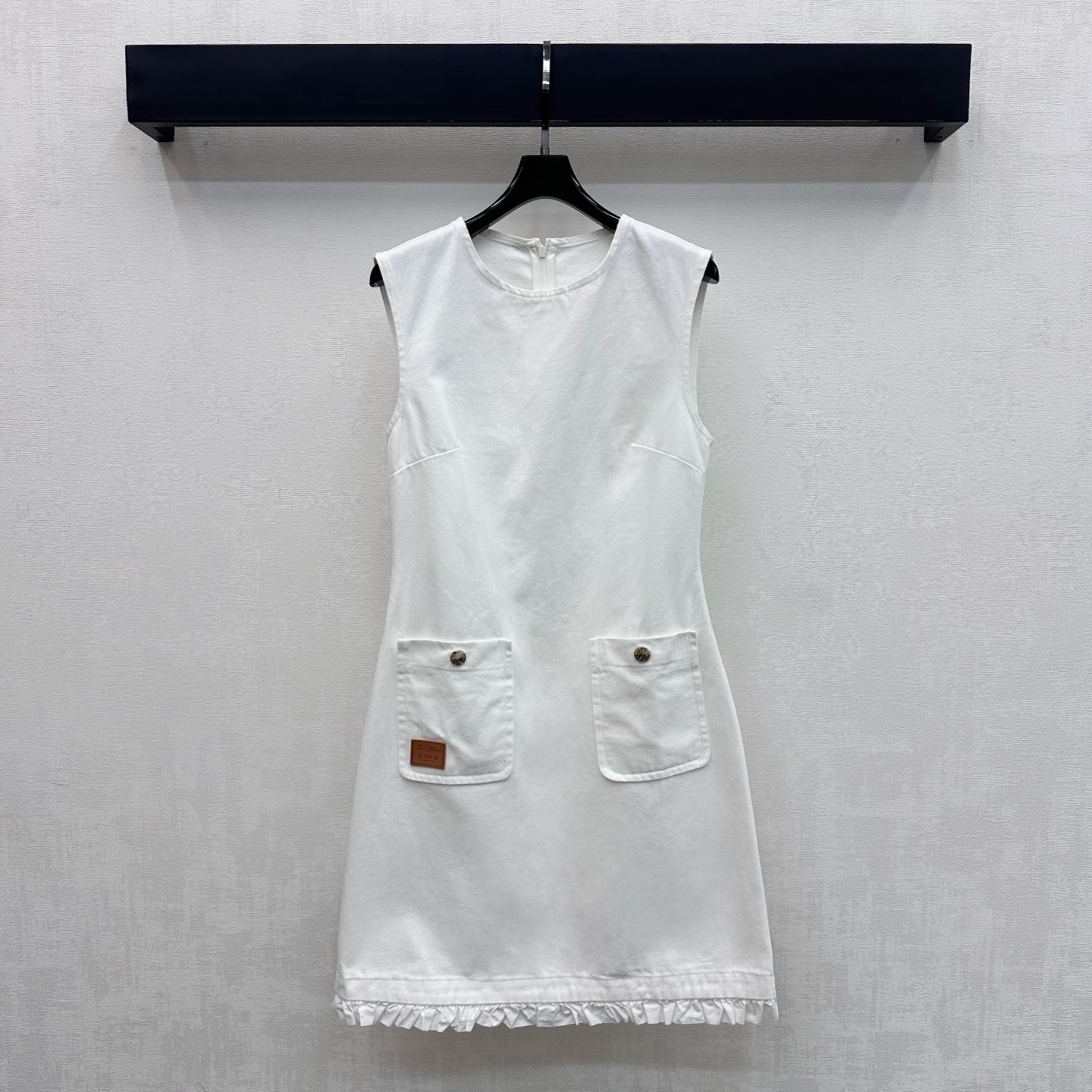 NO:911808,Louis Vuitto*2026 new products are on the shelves. Ruffled denim vest skirt is made of YB imported twill cotton denim material. It is crisp and stylish. It adopts the round neck hemming design. It is adjusted with the back zipper opening and closing to add a layered look. Symmetrical double pockets are decorated with iconic leather labels. Echoing the ruffle trimming at the hem, it highlights the brand tone. Development of surface accessories. Round neck sleeveless vest skirt cut. Fashionable for commuting and dating. High version, louis vuitton, skirts,19860909Louis Vuitto*2026新品上架荷叶边牛仔背心裙定制YB进口斜纹棉牛仔材质 挺括有型 沿用圆领包边设计 配合后背拉链开合调节处理 增添造型层次感 对称双口袋搭配标志性皮标装饰 呼应下摆荷叶边裁剪 彰显品牌调性 面辅料开发 圆领无袖背心裙剪裁 通勤约会出彩时髦 高版本,,louis vuitton,skirts,,Women's clothing