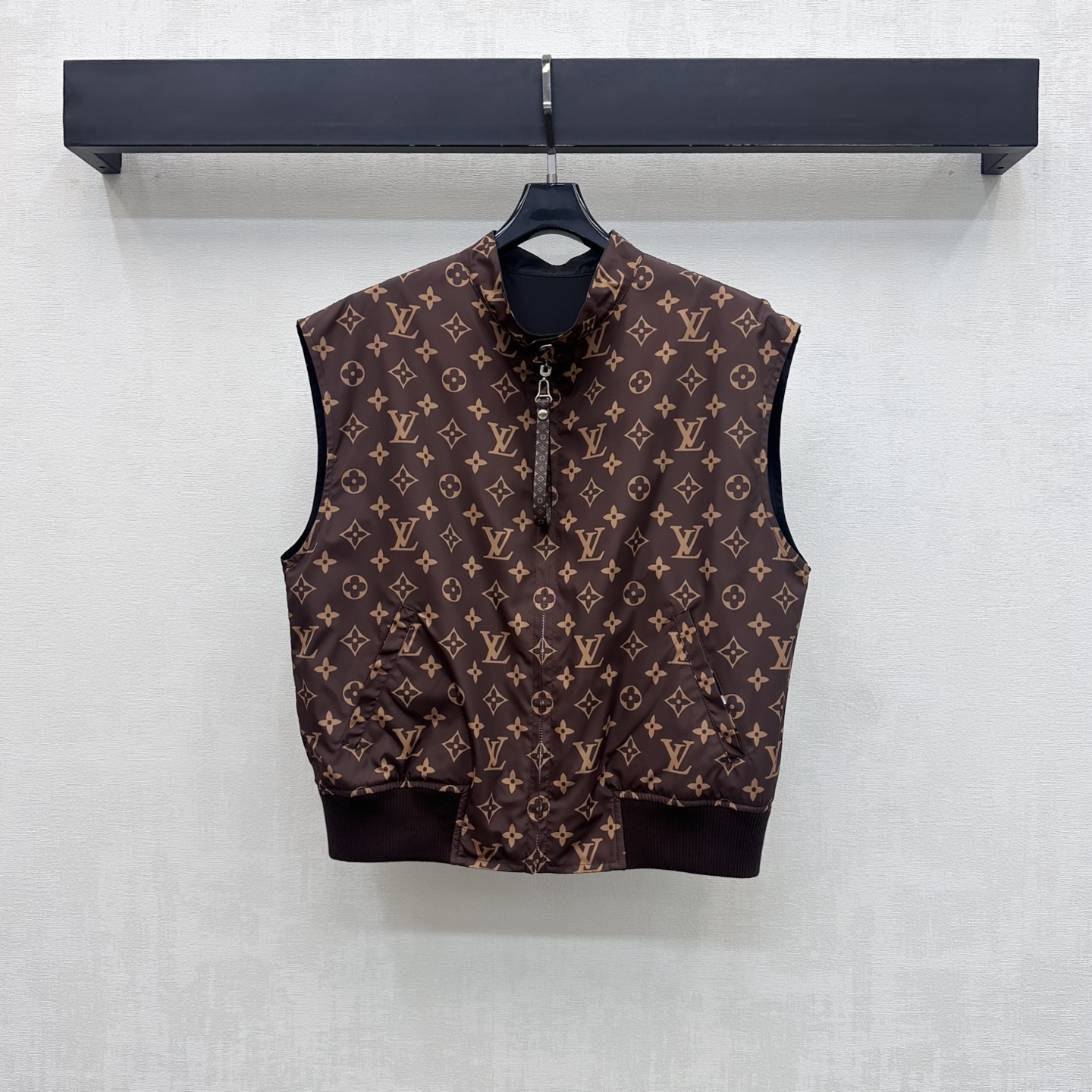 NO:911798,Louis Vuitto*2026 new products are on the shelves. Printed double-sided vest. Customized YB imported twill cotton material. Breathable, comfortable and full of texture. It follows the reversible design. One side is fully printed with the iconic four-leaf clover letter element. The other side is a classic pure black matte surface. Two dressing styles on both sides of one garment. Highlight the brand tone. The half-open zipper and snap button adjustment echo the symmetrical double pocket design to add a sense of layering to the style. Fully reflect the relaxed and fashionable charm of the outfit.  Development of surface accessories. Stand-up collar sleeveless vest tailoring. Casual matching and fashionable. High version double-sided, Louis Vuitton,19860909Louis Vuitto*2026新品上架印花双面马甲 定制YB进口斜纹棉材质 透气舒适 质感十足 沿用两面穿版型设计 一面满印标志性四叶草字母元素 另一面为经典纯黑哑光净面 一衣两面两种穿搭风格 彰显品牌调性 半开襟拉链与按扣调节处理 呼应对称双插袋设计 增添造型层次感 充分体现穿搭松弛与时尚魅力 面辅料开发 立领无袖马甲剪裁 随意搭配穿搭出彩时髦 高版本双面,,louis vuitton,,Women's clothing