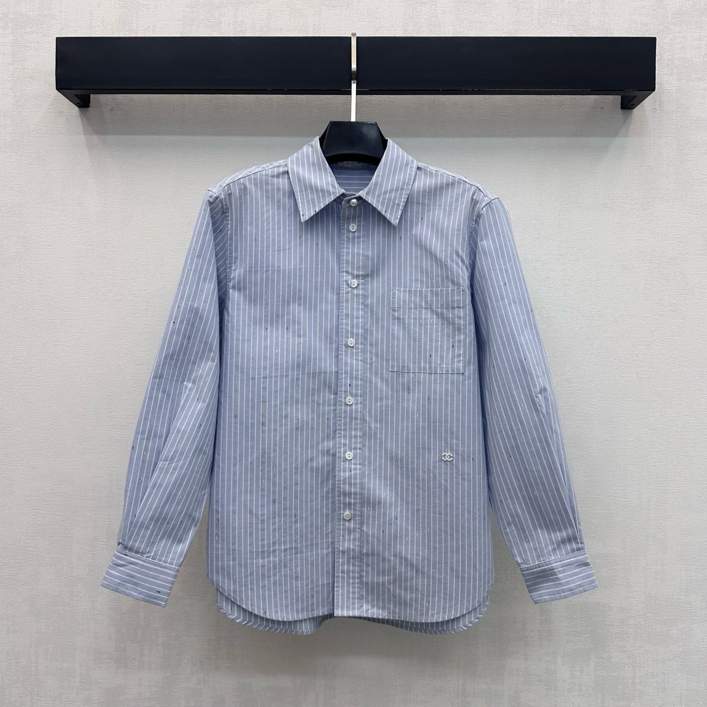 NO:922233,Chane*2026 New Arrival Spotted Striped Shirt Customized YB Imported Twill Cotton Material Light and Soft Texture Skin Friendly and Breathable Use the Lapel Open Button Adjustment Process and the Single Patch Pocket Design on the Chest to Add a Layered Look The Whole Body is Made of Light Blue Pinstripes with Splashed Ink Spots Echoing the Iconic Double C Letter Embroidered Logo on the Hem to Highlight the Brand Tonality Development of Surface Accessories Lapel Long Sleeve Shirt Tailoring for Casual Matching Easily Wear to Create a Minimalist Advanced Style  High version,,chanel,shirts,19860909Chane*2026新品上架斑点条纹衬衫定制YB进口斜纹棉材质 质地轻盈柔软 触感亲肤透气 沿用翻领开襟纽扣调节处理配合胸前单贴袋设计 增添造型层次感 通体采用浅蓝细条纹细碎泼墨斑点 呼应下摆点缀标志性双C字母刺绣徽标 彰显品牌调性 面辅料开发 翻领长袖衬衣剪裁 随意搭配 穿搭轻松打造极简高级风  高版本,,chanel,shirts,,Women's clothing