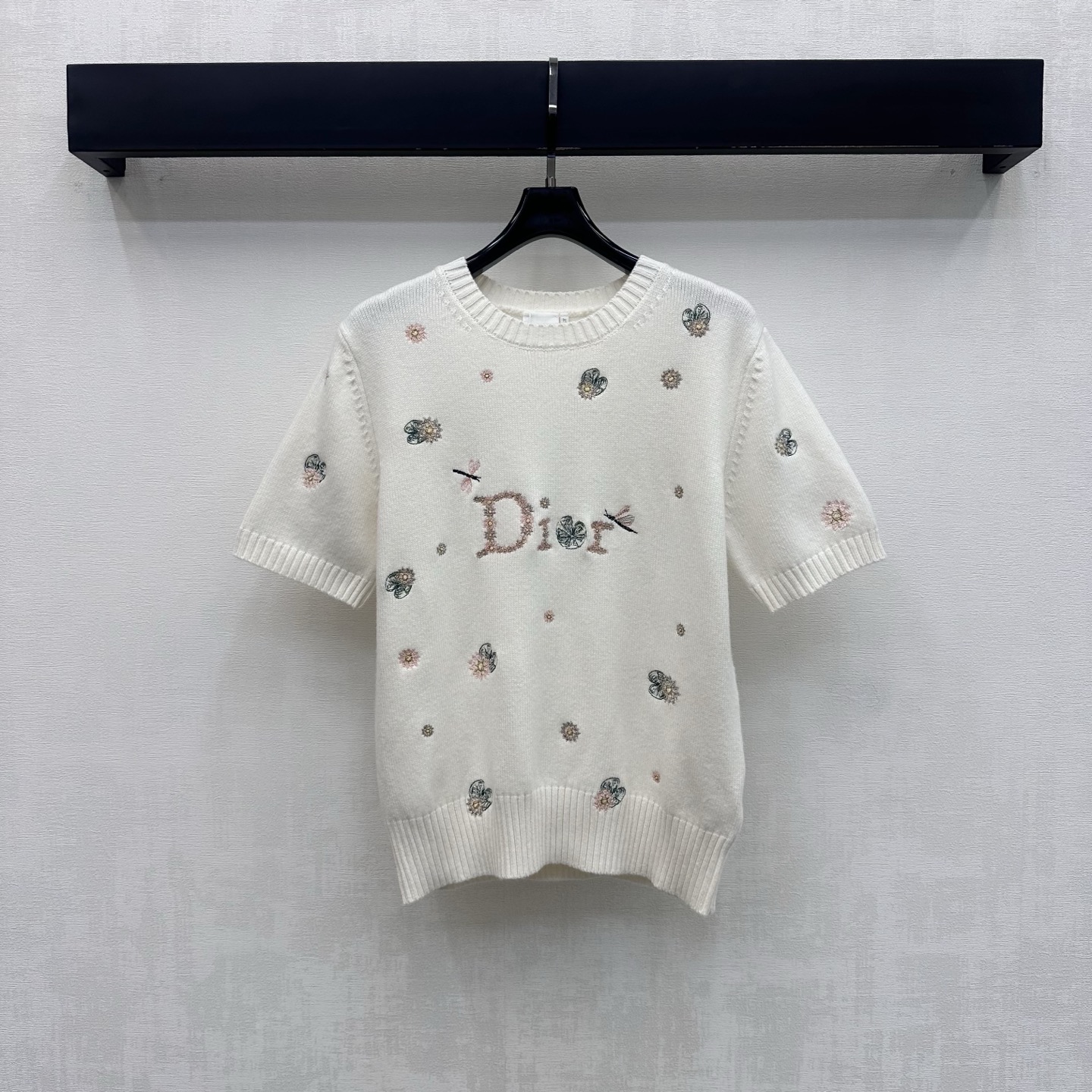 NO:922218,Dio*2026 new products are on the shelves, floral embroidered short-sleeved knitted custom YB imported wool knitted material. The texture is soft and skin-friendly, breathable and not tight. The round neck design is used with ribbed edge details to add layering to the shape. The elastic slim fit is slim and versatile. Ready-made clothes are embroidered with colorful threads. Decorated with scattered butterfly floral dragonfly elements and iconic letter logo to highlight the brand's tone. Development of surface accessories. Cutting of round neck short-sleeved tops.  Casual and high-end fashion for daily commuting. High version, dior, T-shirt,19860909Dio*2026新品上架花卉刺绣短袖针织定制YB进口羊毛针织材质 质地柔软亲肤 透气不扎 沿用圆领设计配合罗纹包边细节处理 增添造型层次感 弹力修身版型显瘦又百搭 成衣采用彩线刺绣 装饰散落蝴蝶碎花蜻蜓元素搭配标志性字母徽标 彰显品牌调性 面辅料开发 圆领短袖上衣剪裁 日常通勤随意搭配穿搭高级时髦  高版本,,dior,T-shirt,,Women's clothing