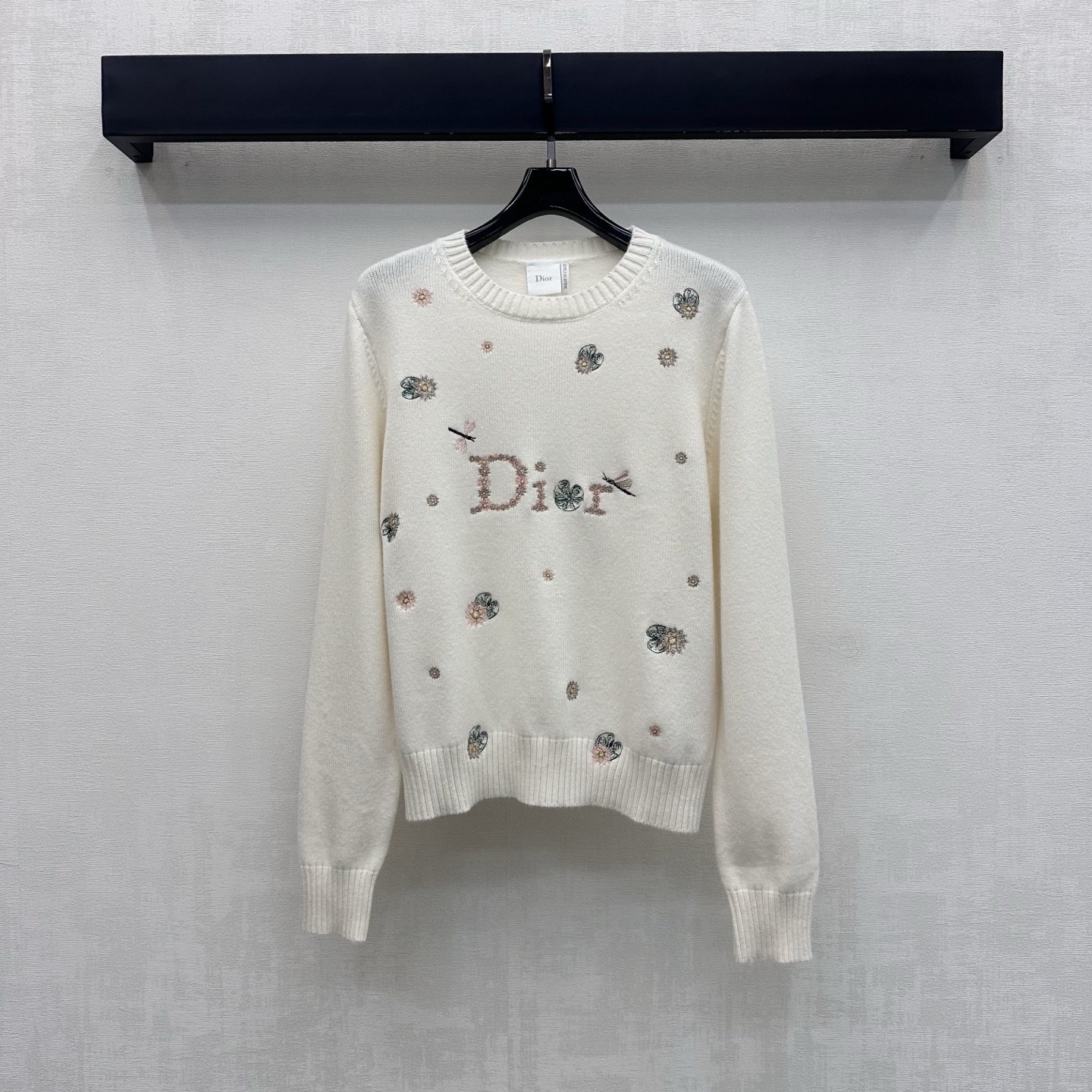 NO:922224,Dio*2026 new products are on the shelves. Floral embroidery long-sleeved knitted custom YB imported wool knitted material. The texture is soft and skin-friendly. Breathable and not tight. The round neck design is used with ribbed edge details to add layering to the shape. The elastic slim fit is slim and versatile. Ready-made clothes are embroidered with colorful threads. Decorated with scattered butterfly floral dragonfly elements and iconic letter logo to highlight the brand's tone. Development of surface accessories. Cutting of round neck long-sleeved tops.  Casual and high-end fashion for daily commuting. High version, dior,19860909Dio*2026新品上架花卉刺绣长袖针织定制YB进口羊毛针织材质 质地柔软亲肤 透气不扎 沿用圆领设计配合罗纹包边细节处理 增添造型层次感 弹力修身版型显瘦又百搭 成衣采用彩线刺绣 装饰散落蝴蝶碎花蜻蜓元素搭配标志性字母徽标 彰显品牌调性 面辅料开发 圆领长袖上衣剪裁 日常通勤随意搭配穿搭高级时髦  高版本,,dior,,Women's clothing