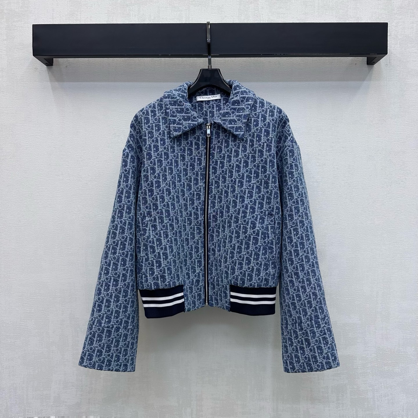 NO:923585,Dio*2026 new arrival lapel jacquard denim jacket customized YB imported twill cotton denim material Soft, comfortable and breathable Repeated enzyme washing process presents a uniform texture Use the lapel placket zipper adjustment process and the contrast stripe hemming design on the hem to add layering to the look The whole body is covered with dark jacquard element decoration to highlight the brand tone Development of surface accessories Lapel jacket jacket tailoring Can be paired with long and short skirts of the same series to perfectly present the brand style charm Advanced and fashionable outfits  High version,,dior,skirts,jackets & coats,jackets & coats,19860909Dio*2026新品上架翻领提花牛仔外套定制YB进口斜纹棉牛仔材质 柔软舒适透气 反复酵素水洗工艺处理呈现出均匀纹理 沿用翻领开襟拉链调节处理配合下摆撞色条纹包边设计 增添造型层次感 通体满铺暗纹提花元素装饰 彰显品牌调性 面辅料开发 翻领夹克外套剪裁 可搭配同系列长短裙 完美呈现品牌风格魅力 成套穿搭高级且时髦  高版本,,dior,skirts,jackets & coats,jackets & coats,,Women's clothing