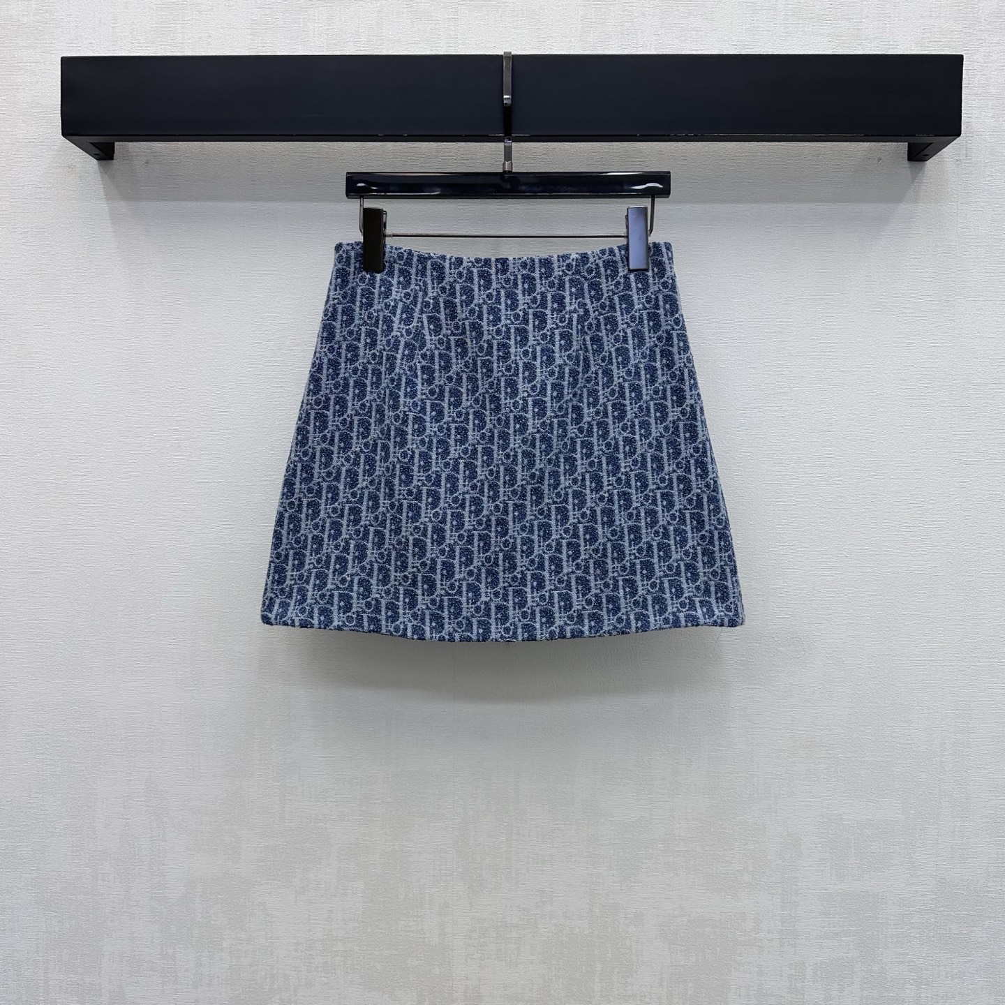 NO:923605,Dio*2026 new arrival jacquard denim skirt. Customized YB imported twill cotton denim material. Soft, comfortable and breathable. Repeated enzyme washing process presents a uniform texture. High-waisted and neat waistband design with rear invisible opening and closing zipper adjustment to add layering to the look. The whole body is decorated with dark jacquard elements to highlight the brand's tone. Development of surface accessories. The high-waisted denim skirt can be paired with the same series of jackets to perfectly present the brand's style charm. The complete set is high-end and fashionable.  High version,,dior,skirts,jackets & coats,19860909Dio*2026新品上架提花牛仔短裙 定制YB进口斜纹棉牛仔材质 柔软舒适透气 反复酵素水洗工艺处理呈现出均匀纹理 高腰利落腰头设计搭配后部隐形开合拉链调节处理 增添造型层次感 通体满铺暗纹提花元素装饰 彰显品牌调性 面辅料开发 高腰牛仔短裙 可搭配同系列外套 完美呈现品牌风格魅力 成套穿搭高级且时髦  高版本,,dior,skirts,jackets & coats,,Women's clothing