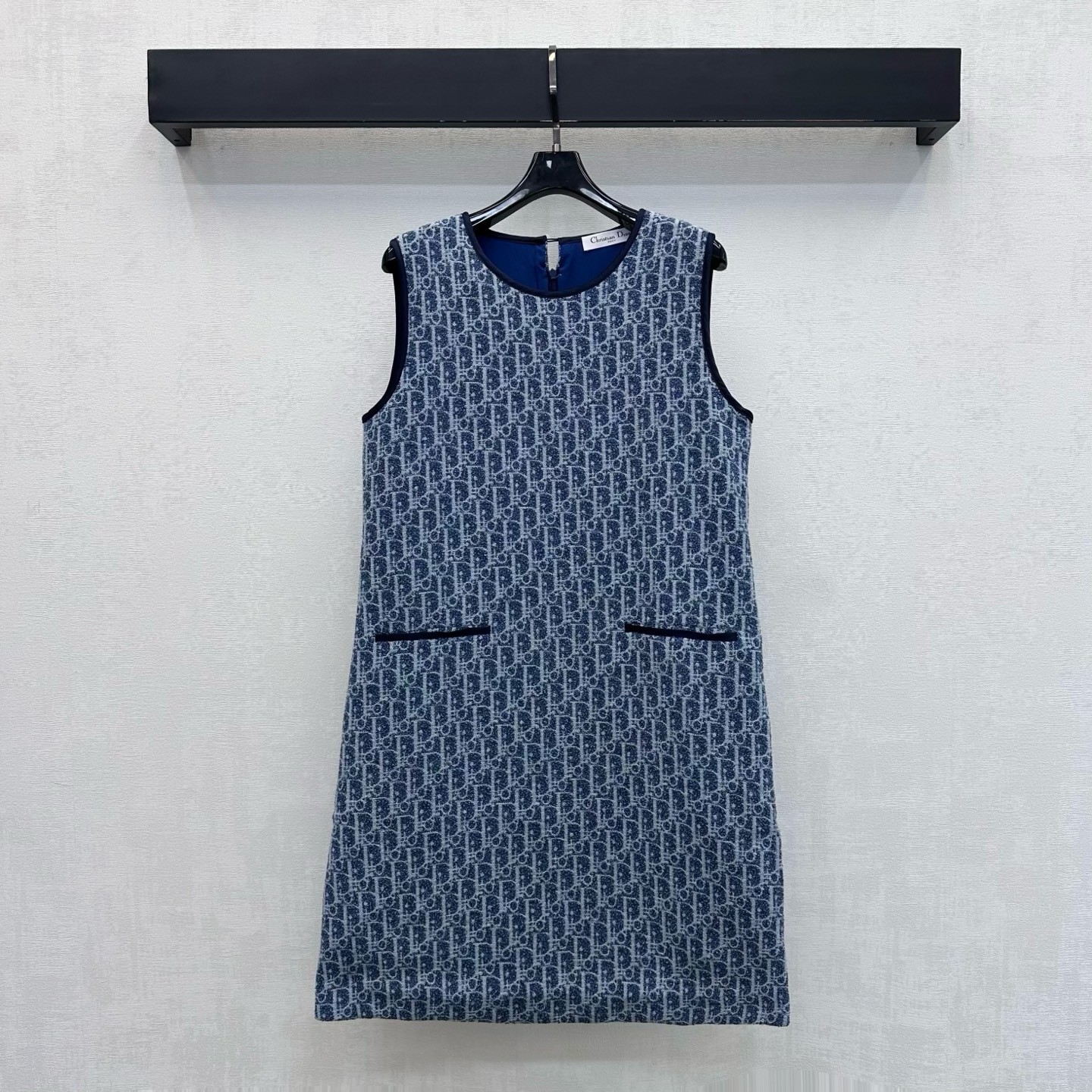 NO:923530,Dio*2026 new arrival jacquard denim vest dress. Customized YB imported twill cotton denim material. Soft, comfortable and breathable. Repeated enzyme washing process presents a uniform texture. Contrast color binding design is used on the sleeves and pockets, and the back opening and closing zipper adjustment process adds layering to the look. The whole body is decorated with dark jacquard elements to highlight the brand tone. Surface accessories development. Sleeveless vest dress can be matched with the same series of jackets to perfectly present the brand style charm. The complete set is advanced and fashionable.  High version,,dior,skirts,jackets & coats,19860909Dio*2026新品上架提花牛仔背心裙 定制YB进口斜纹棉牛仔材质 柔软舒适透气 反复酵素水洗工艺处理呈现出均匀纹理 袖圈与口袋沿用撞色包边设计配合后背开合拉链调节处理 增添造型层次感 通体满铺暗纹提花元素装饰 彰显品牌调性 面辅料开发 无袖背心连衣裙 可搭配同系列外套 完美呈现品牌风格魅力 成套穿搭高级且时髦  高版本,,dior,skirts,jackets & coats,,Women's clothing