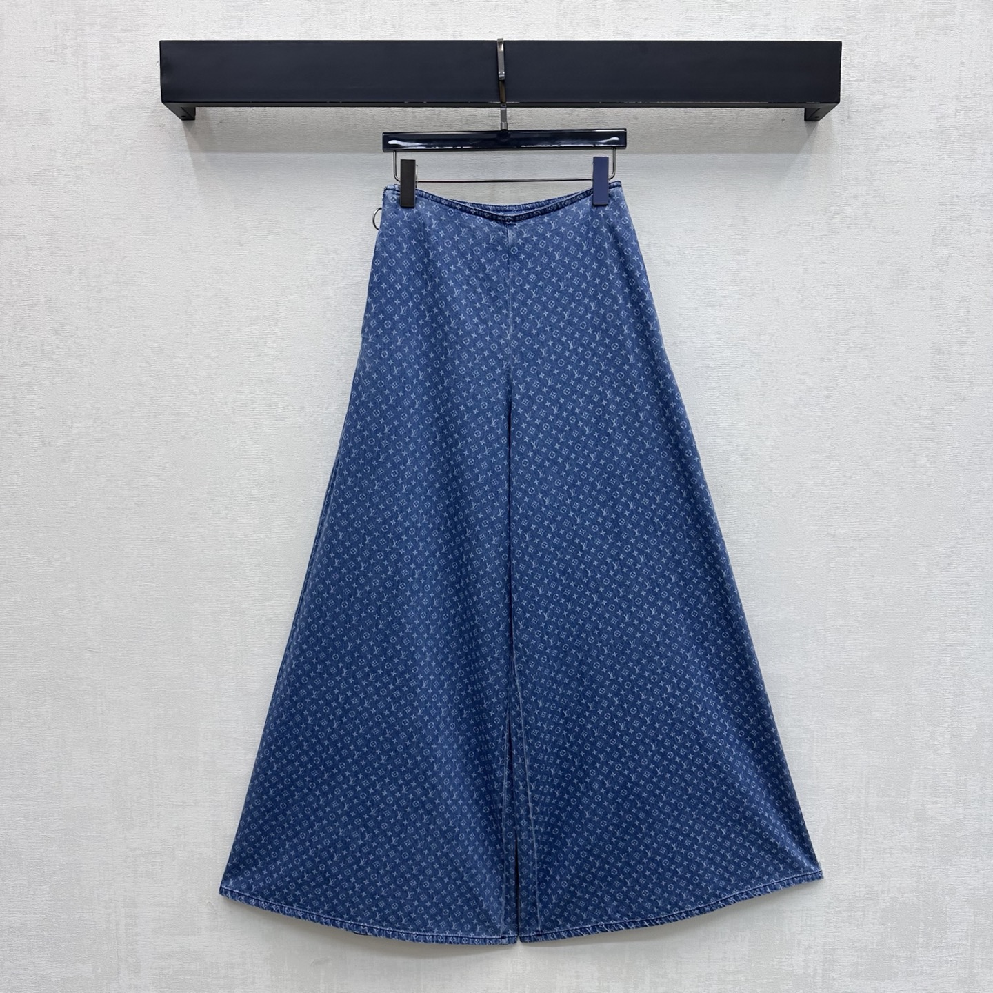 NO:924817,Louis Vuitto* 2026 new arrivals jacquard denim wide-leg trousers. Customized YB imported twill cotton denim fabric. The texture is crisp and stylish. The simple high-waist waistband is adjusted with side zippers to add layering to the look. The iconic four-leaf clover letter jacquard elements are all over the body to highlight the brand tone. The development of surface accessories. The wide-leg trousers are cut and can be matched with the tops of the same series. Wear them as a set to easily create a French high-end style. Series development. High version, Louis  vuitton,19860909Louis Vuitto*2026新品上架提花牛仔阔腿长裤 定制YB进口斜纹全棉牛仔面料 质地挺括有型 沿用简约高腰腰头配合侧边拉链调节处理 增添造型层次感 通体满铺标志性四叶草字母提花元素 彰显品牌调性 面辅料开发 大阔腿裤管长裤剪裁 可搭配同系列上衣 成套穿搭轻松打造法式高级风 系列开发 高版本,,louis vuitton,,Women's clothing