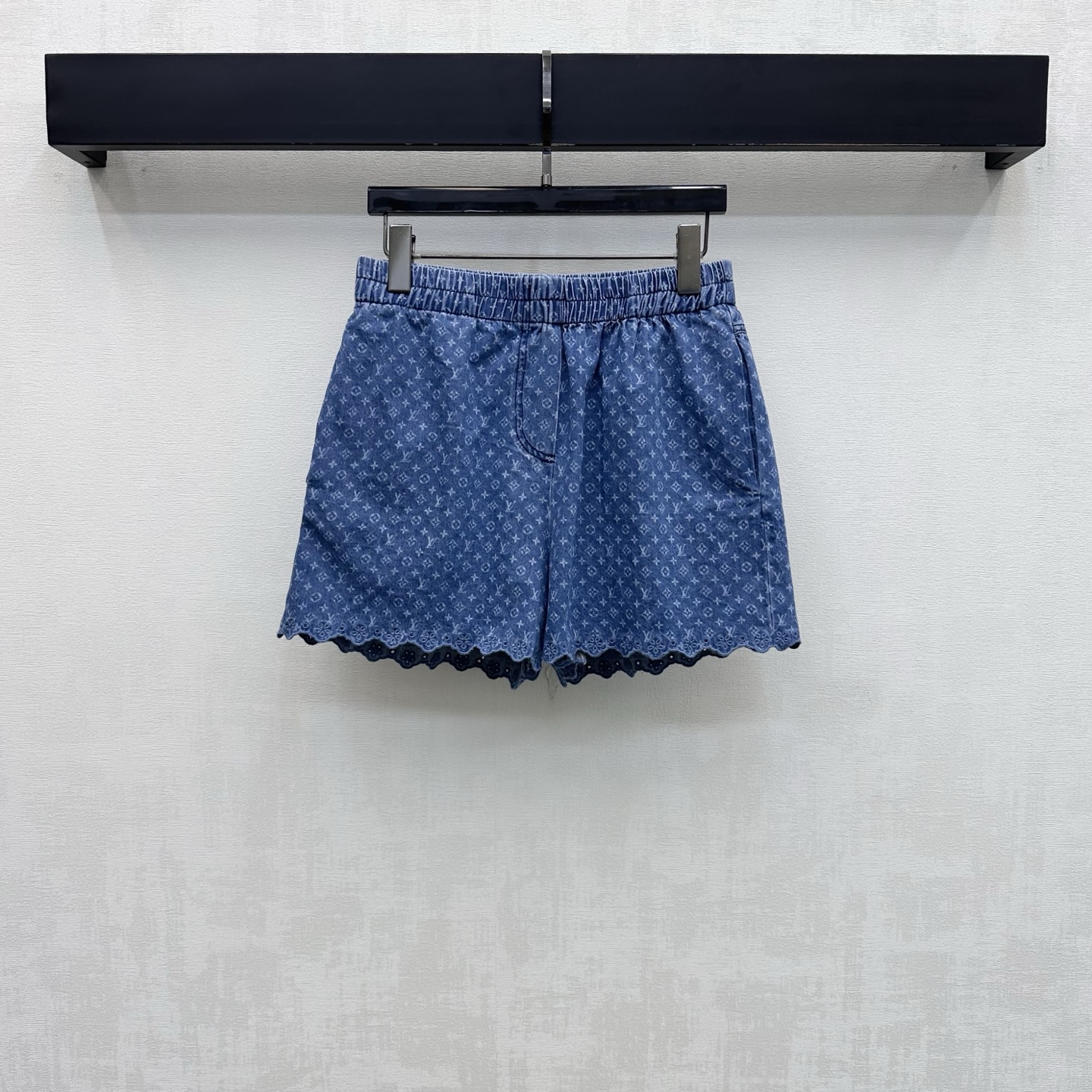 NO:924830,Louis Vuitto*2026 new arrivals lace denim shorts. Customized YB imported twill cotton denim fabric. The texture is crisp and stylish. The elastic elastic waist is used with the side pocket design. It echoes the wavy lace hemming design at the hem to add a layered look. The iconic four-leaf clover letter jacquard elements are all over the body to highlight the brand tone. The development of surface accessories. The elastic waist shorts are cut and can be matched with the same series of tops. Easily create a French haute couture style when worn as a set. Series development  high version,,louis vuitton,shorts,19860909Louis Vuitto*2026新品上架蕾丝花边牛仔短裤 定制YB进口斜纹全棉牛仔面料 质地挺括有型 沿用弹力松紧腰配合侧边插袋设计 呼应下摆波浪花边包边设计 增添造型层次感 通体满铺标志性四叶草字母提花元素 彰显品牌调性 面辅料开发 松紧腰短裤剪裁 可搭配同系列上衣 成套穿搭轻松打造法式高级风 系列开发 高版本,,louis vuitton,shorts,,Women's clothing