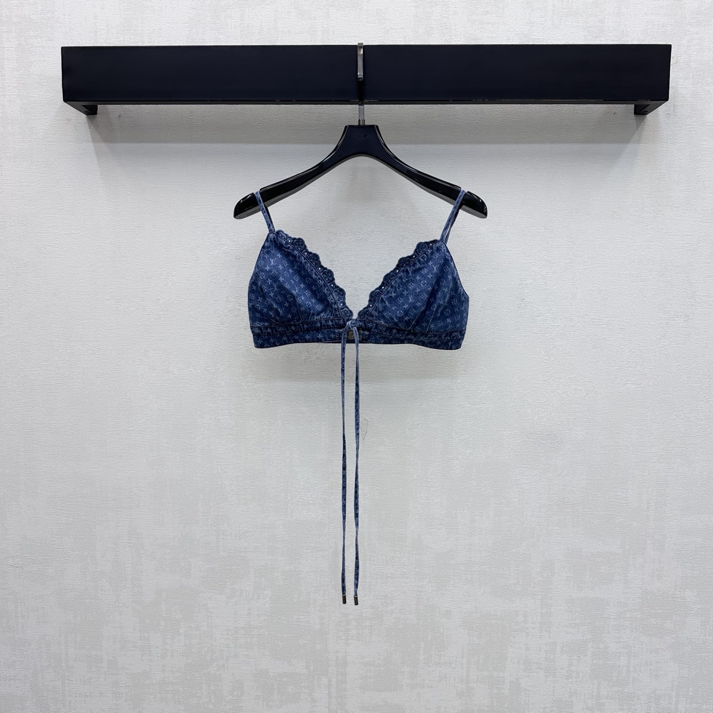 NO:924831,Louis Vuitto*2026 new arrivals lace triangular cup sling. Customized YB imported twill cotton denim fabric. The texture is crisp and stylish. The thin shoulder straps are used with the metal adjusting buckle straps on the chest to echo the wavy lace hemming design. Add a sense of layering to the look. The iconic four-leaf clover letter jacquard elements are all over the body to highlight the brand tone. The development of surface accessories. Triangular cup sling tailoring. Can be paired with long shorts of the same series. Easily create a French haute couture style when worn as a set. Series development  high version,,louis vuitton,shorts,19860909Louis Vuitto*2026新品上架蕾丝花边三角杯吊带 定制YB进口斜纹全棉牛仔面料 质地挺括有型 沿用细肩带配合胸前金属调节扣系带呼应波浪花边包边设计 增添造型层次感 通体满铺标志性四叶草字母提花元素 彰显品牌调性 面辅料开发 三角杯吊带剪裁 可搭配同系列长短裤 成套穿搭轻松打造法式高级风 系列开发 高版本,,louis vuitton,shorts,,Women's clothing