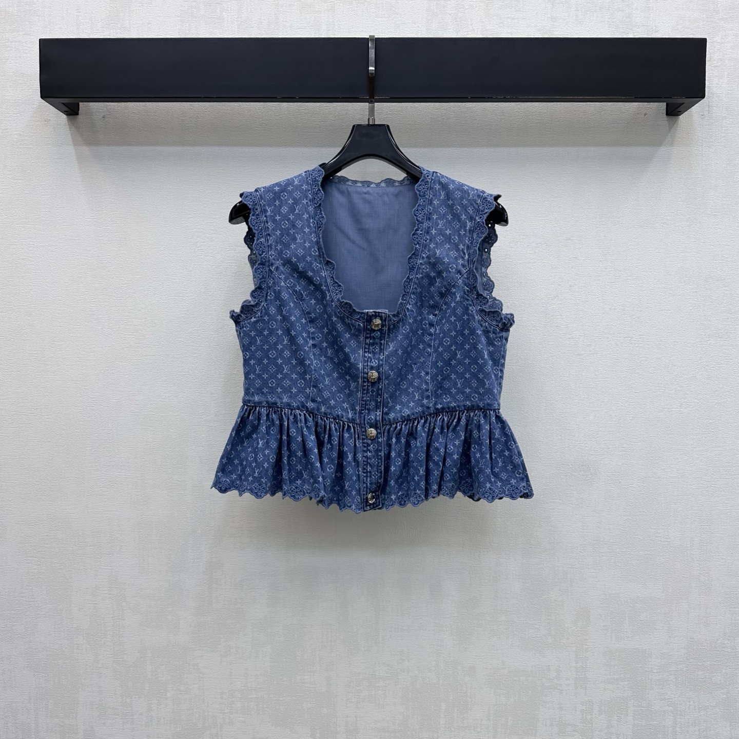 NO:924818,Louis Vuitto*2026 new arrivals denim lace vest. Customized YB imported twill cotton denim fabric. The texture is crisp and stylish. The U-neck placket button is used for adjustment. It is matched with the wavy lace edge to echo the waist-cinching ruffle skirt design. It adds layering to the look. The iconic four-leaf clover letter jacquard elements are all over the body to highlight the brand tone. The development of surface accessories. The sleeveless waist vest can be paired with long shorts of the same series. Wear it as a set to easily create a French high-end style.  Series development high version,,louis vuitton,skirts,shorts,19860909Louis Vuitto*2026新品上架牛仔蕾丝花边马甲 定制YB进口斜纹全棉牛仔面料 质地挺括有型 沿用U领开襟纽扣调节处理 配合波浪花边包边呼应收腰荷叶裙摆设计 增添造型层次感 通体满铺标志性四叶草字母提花元素 彰显品牌调性 面辅料开发 无袖收腰马甲 可搭配同系列长短裤 成套穿搭轻松打造法式高级风 系列开发 高版本,,louis vuitton,skirts,shorts,,Women's clothing