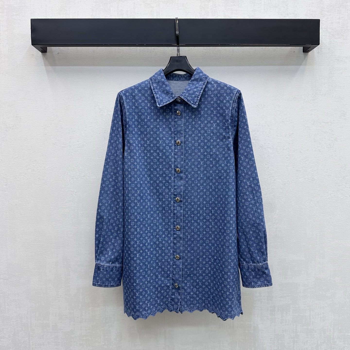 NO:924845,Louis Vuitto* 2026 new arrivals lace jacquard denim shirt customized with YB imported twill cotton denim fabric. The texture is crisp and stylish. The lapel placket button adjustment process is used. It is matched with the wavy lace hemming design at the hem to add layering to the look. The iconic four-leaf clover letter jacquard element is all over the body to highlight the brand tone. Surface accessories development. Lapel long-sleeved shirt tailoring. Can be paired with long shorts of the same series. Easily create a French high-end style when worn as a set. Series development  high version,,louis vuitton,shorts,shirts,19860909Louis Vuitto*2026新品上架蕾丝花边提花牛仔衬衣定制YB进口斜纹全棉牛仔面料 质地挺括有型 沿用翻领开襟纽扣调节处理 配合下摆波浪花边包边设计 增添造型层次感 通体满铺标志性四叶草字母提花元素 彰显品牌调性 面辅料开发 翻领长袖衬衫剪裁 可搭配同系列长短裤 成套穿搭轻松打造法式高级风 系列开发 高版本,,louis vuitton,shorts,shirts,,Women's clothing