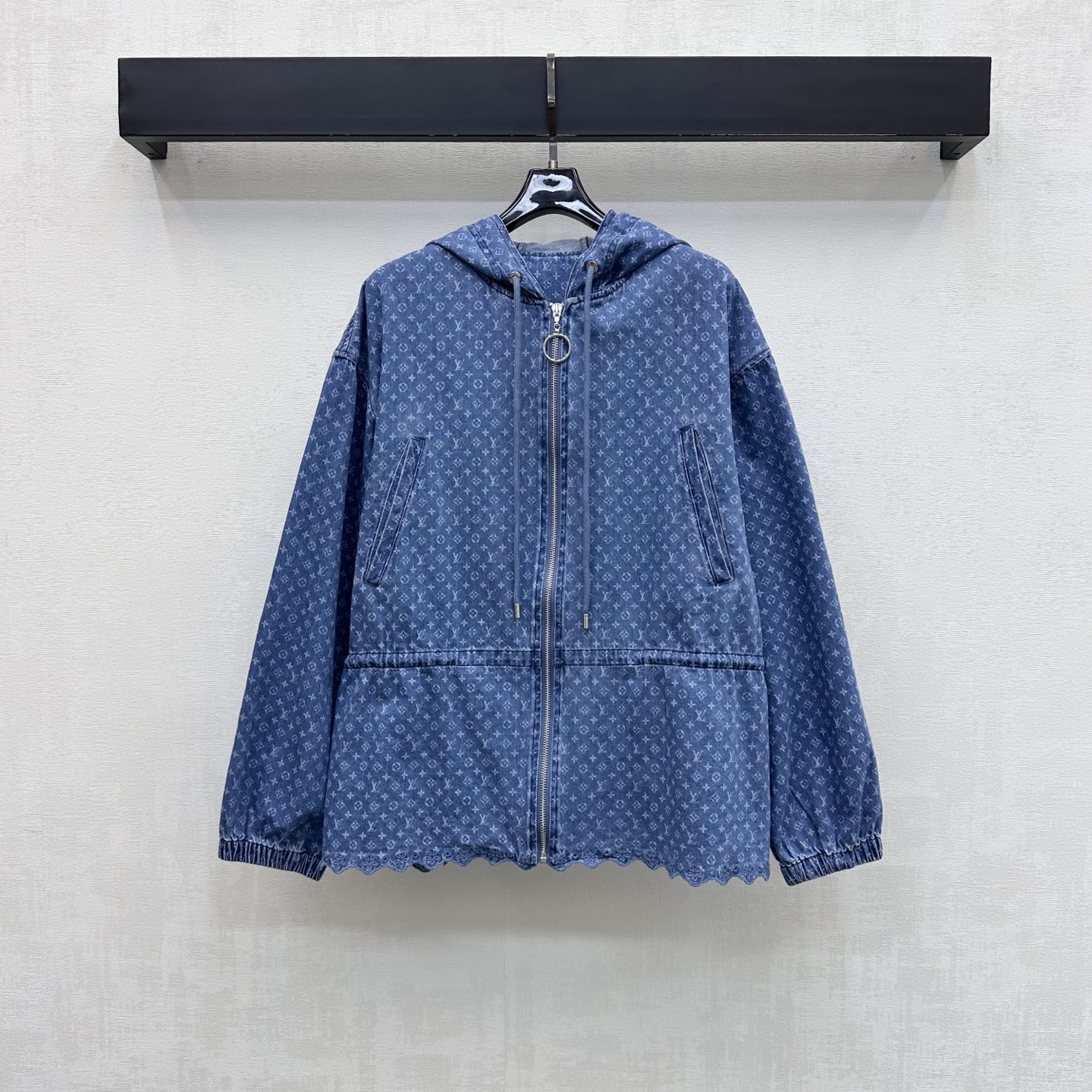 NO:924803,Louis Vuitto* 2026 new arrivals lace jacquard denim jacket customized with YB imported twill cotton denim fabric. The texture is crisp and stylish. The hooded zipper and waist drawstring adjustment are used. It is matched with the wavy lace hem design to add layering to the look. The iconic four-leaf clover letter jacquard elements are all over the body to highlight the brand tone. The development of surface accessories. The hooded zipper jacket is cut. It can be paired with long shorts of the same series. Wear it as a set to easily create a French high-end style.  Series development high version,,louis vuitton,shorts,jackets & coats,hats,19860909Louis Vuitto*2026新品上架蕾丝花边提花牛仔外套定制YB进口斜纹全棉牛仔面料 质地挺括有型 沿用连帽开襟拉链与腰部抽绳调节处理 配合下摆波浪花边包边设计 增添造型层次感 通体满铺标志性四叶草字母提花元素 彰显品牌调性 面辅料开发 连帽拉链外套剪裁 可搭配同系列长短裤 成套穿搭轻松打造法式高级风 系列开发 高版本,,louis vuitton,shorts,jackets & coats,hats,,Women's clothing