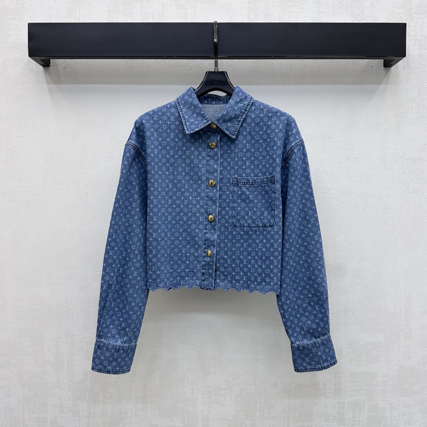 NO:924859,Louis Vuitto* 2026 new arrivals lace jacquard short denim shirt customized with YB imported twill cotton denim fabric. The texture is crisp and stylish. The lapel placket button is used for adjustment. It is matched with the wavy lace hemming design at the hem to add layering to the look. The iconic four-leaf clover letter jacquard element is spread all over the body to highlight the brand tone. Surface accessories are developed. The lapel long-sleeved short shirt is cut and can be paired with long shorts of the same series. Wear it as a set to easily create a French high-end style.  Series development high version,,louis vuitton,shorts,shirts,19860909Louis Vuitto*2026新品上架蕾丝花边提花牛仔短款衬衣定制YB进口斜纹全棉牛仔面料 质地挺括有型 沿用翻领开襟纽扣调节处理 配合下摆波浪花边包边设计 增添造型层次感 通体满铺标志性四叶草字母提花元素 彰显品牌调性 面辅料开发 翻领长袖短款衬衫剪裁 可搭配同系列长短裤 成套穿搭轻松打造法式高级风 系列开发 高版本,,louis vuitton,shorts,shirts,,Women's clothing