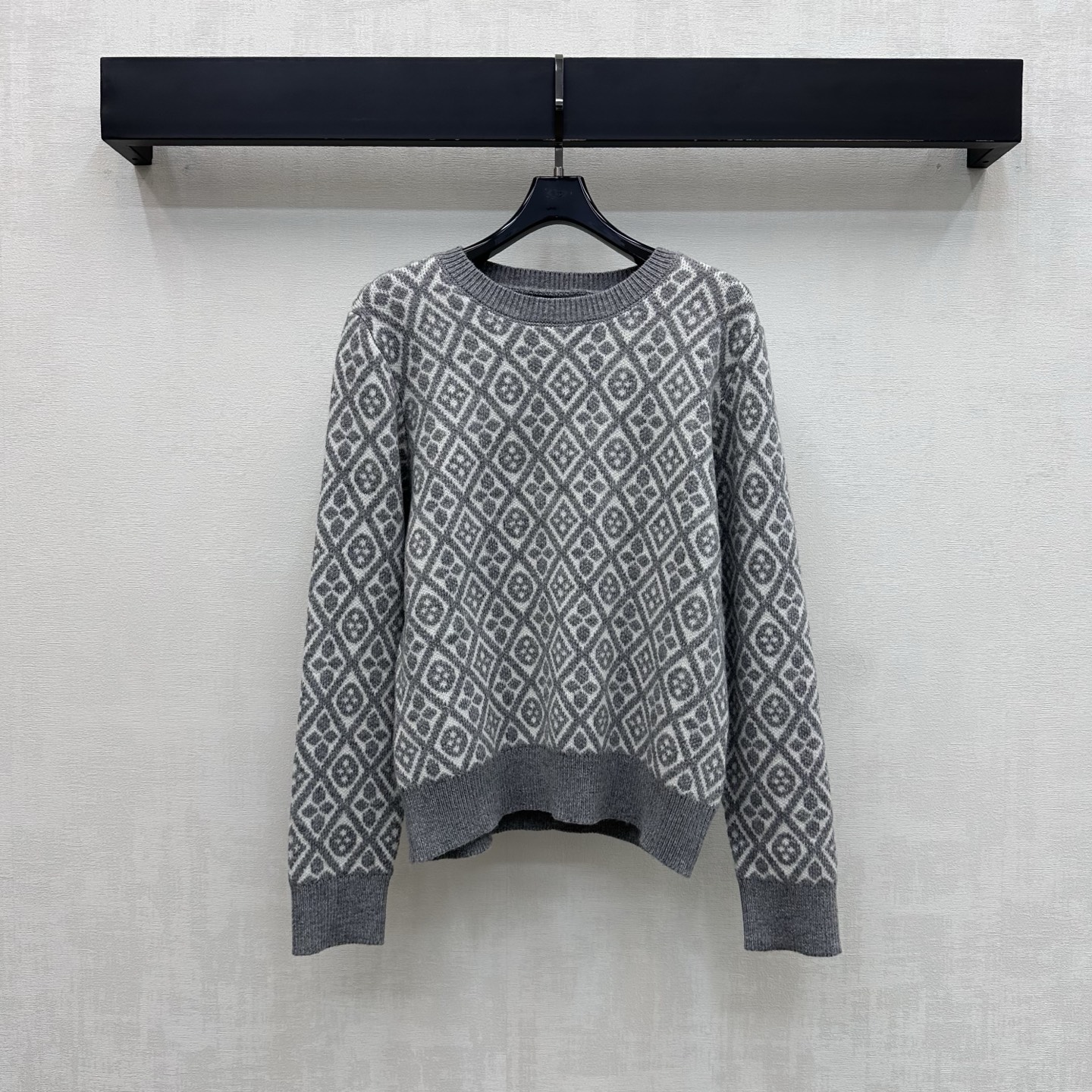 NO:924773,Louis Vuitto*2026 new products are on the shelves. Diamond jacquard long-sleeved knitted custom YB imported wool knitted material. The texture is soft and skin-friendly. Breathable and not tight. The round neck design is used with ribbed edge details to add layering to the shape. The elastic slim fit is slim and versatile. The whole body is decorated with diamond-patterned four-leaf clover letter logo elements to highlight the brand's tone. Development of surface accessories. Round-neck long-sleeved top tailoring. Casual matching for daily commuting. High-end fashion.  High version 3 colors,,louis vuitton,19860909Louis Vuitto*2026新品上架菱格提花长袖针织定制YB进口羊毛针织材质 质地柔软亲肤 透气不扎 沿用圆领设计配合罗纹包边细节处理 增添造型层次感 弹力修身版型显瘦又百搭 通体采用菱格纹四叶草字母徽标元素装饰 彰显品牌调性 面辅料开发 圆领长袖上衣剪裁 日常通勤随意搭配穿搭高级时髦  高版本3色,,louis vuitton,,Women's clothing