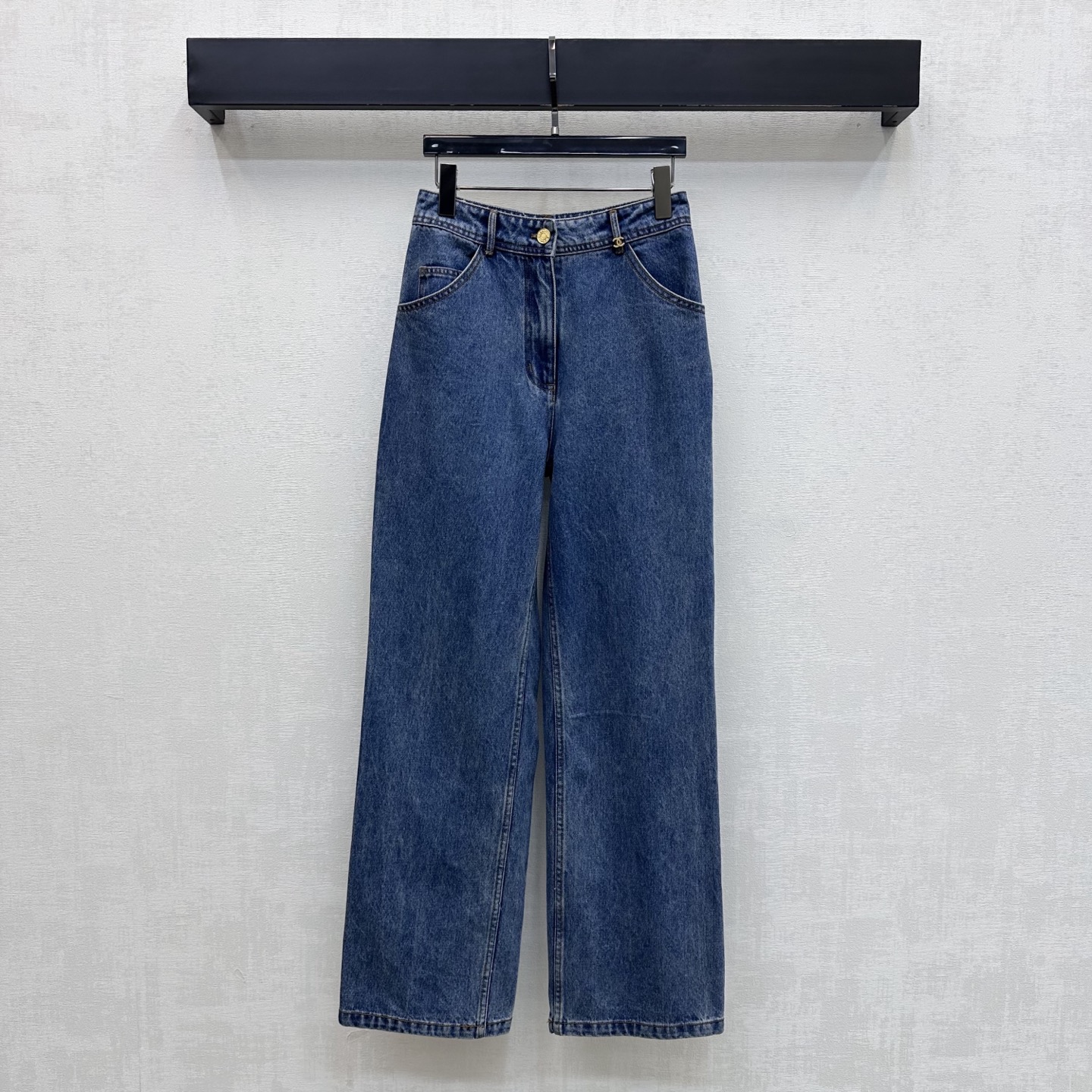 NO:924860,Chane*2026 new arrival embroidered denim straight trousers customized with YB imported twill cotton denim material Comfortable, soft, breathable and easy to wear Multi-enzyme washing process Retro and fashionable High-waisted symmetrical pockets with leather letter label design on the back waist Echoing the double C routing pattern on the pockets with side denim accessories to add layering to the look Iconic engraved letter metal buttons for adjustment and decoration Low-key highlighting of the brand tone Simple and advanced Surface accessories development High-waist buttoned straight trousers cut  Casually match and wear high-end fashion. High version 3 colors 36-42, chanel,19860909Chane*2026新品上架绣花牛仔直筒长裤定制YB进口斜纹全棉牛仔材质 舒适柔软 透气好穿 多重酵素水洗工艺处理 复古又时尚 高腰对称口袋配合后腰字母皮标设计 呼应口袋双C走线纹样搭配侧边牛仔布配饰增添造型层次感 标志性刻印字母金属纽扣调节装饰 低调彰显品牌调性 简约高级 面辅料开发 高腰系扣直筒长裤剪裁 随意搭配穿搭高级时髦  高版本3色36-42,,chanel,,Women's clothing