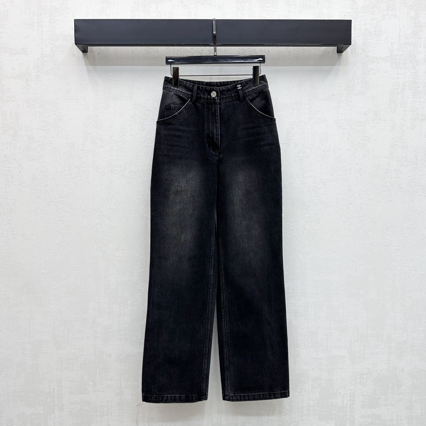 NO:924820,Chane*2026 new arrival embroidered denim straight trousers customized with YB imported twill cotton denim material Comfortable, soft, breathable and easy to wear Multi-enzyme washing process Retro and fashionable High-waisted symmetrical pockets with leather letter label design on the back waist Echoing the double C routing pattern on the pockets with side denim accessories to add layering to the look Iconic engraved letter metal buttons for adjustment and decoration Low-key highlighting of the brand tone Simple and advanced Surface accessories development High-waist buttoned straight trousers cut  Casually match and wear high-end fashion. High version 3 colors 36-42, chanel,19860909Chane*2026新品上架绣花牛仔直筒长裤定制YB进口斜纹全棉牛仔材质 舒适柔软 透气好穿 多重酵素水洗工艺处理 复古又时尚 高腰对称口袋配合后腰字母皮标设计 呼应口袋双C走线纹样搭配侧边牛仔布配饰增添造型层次感 标志性刻印字母金属纽扣调节装饰 低调彰显品牌调性 简约高级 面辅料开发 高腰系扣直筒长裤剪裁 随意搭配穿搭高级时髦  高版本3色36-42,,chanel,,Women's clothing