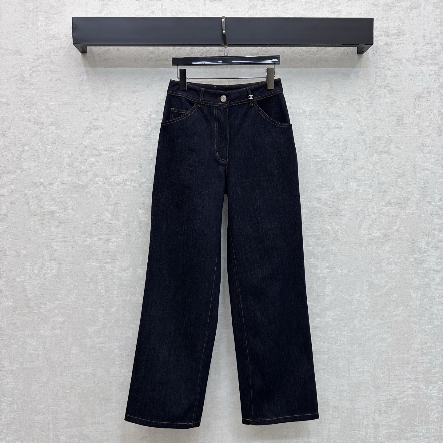 NO:924805,Chane*2026 new arrival embroidered denim straight trousers customized with YB imported twill cotton denim material Comfortable, soft, breathable and easy to wear Multi-enzyme washing process Retro and fashionable High-waisted symmetrical pockets with leather letter label design on the back waist Echoing the double C routing pattern on the pockets with side denim accessories to add layering to the look Iconic engraved letter metal buttons for adjustment and decoration Low-key highlighting of the brand tone Simple and advanced Surface accessories development High-waist buttoned straight trousers cut  Casually match and wear high-end fashion. High version 3 colors 36-42, chanel,19860909Chane*2026新品上架绣花牛仔直筒长裤定制YB进口斜纹全棉牛仔材质 舒适柔软 透气好穿 多重酵素水洗工艺处理 复古又时尚 高腰对称口袋配合后腰字母皮标设计 呼应口袋双C走线纹样搭配侧边牛仔布配饰增添造型层次感 标志性刻印字母金属纽扣调节装饰 低调彰显品牌调性 简约高级 面辅料开发 高腰系扣直筒长裤剪裁 随意搭配穿搭高级时髦  高版本3色36-42,,chanel,,Women's clothing