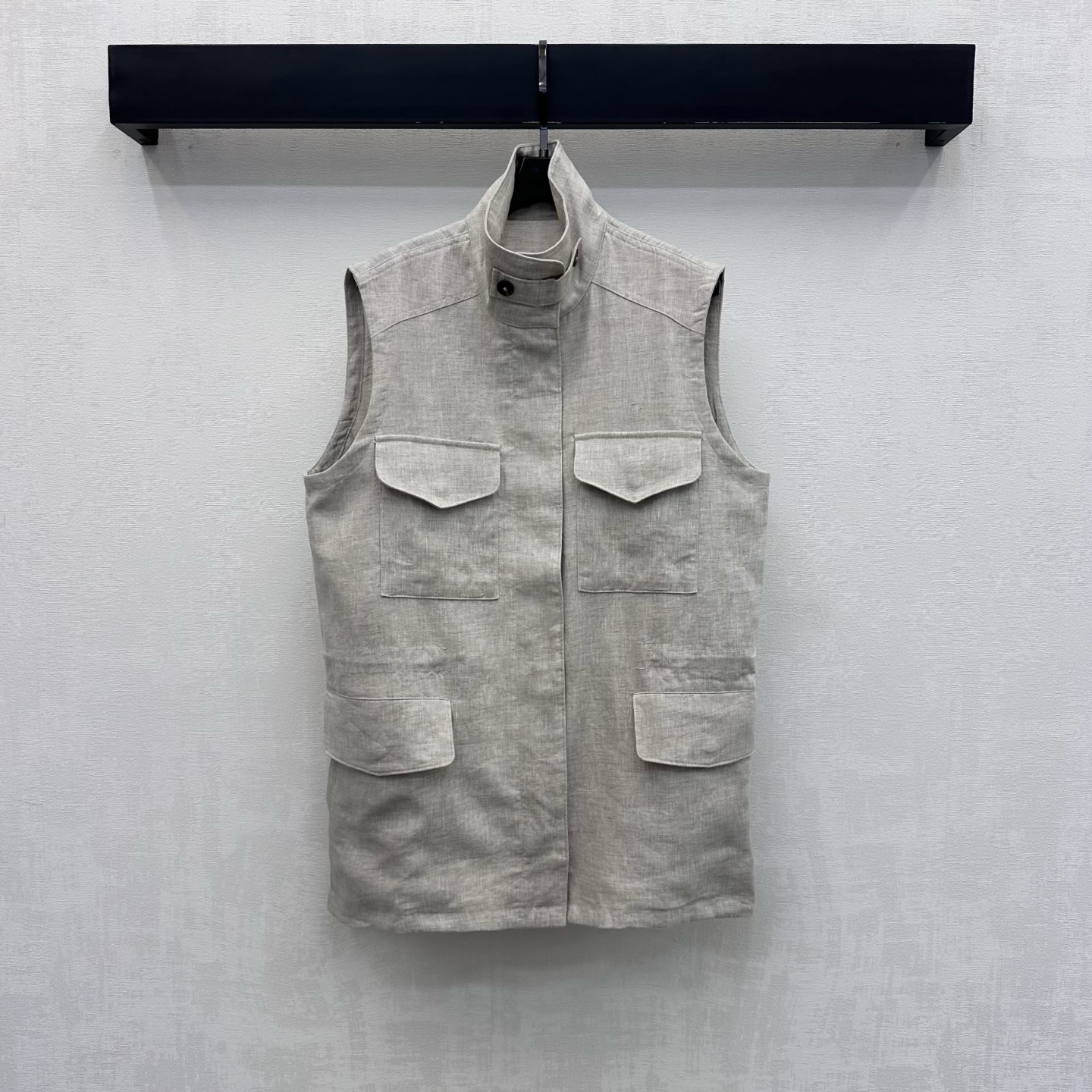 NO:924846,LP*2026 new product linen stand-up collar work vest. Customized YB imported linen material with fine and soft texture. Breathable and skin-friendly. Use the stand-up collar hidden placket button design. Adjustable with waist drawstring to add layering to the look. Four-layer three-dimensional work wear patch pocket decoration on the body. Low-key highlight of the brand tone. Easily create a French elegant and relaxed accent. Development of surface accessories. Stand-up collar sleeveless vest top tailoring. Casual matching. Wear lazy and advanced. High version 38  40 42,,loro piana,19860909LP*2026新品上架亚麻立领工装马甲 定制YB进口亚麻材质质地细腻柔软 透气亲肤 沿用立领隐藏式开襟纽扣设计 配合腰部抽绳调节处理 增添造型层次感 衣身四层立体工装贴袋装饰 低调彰显品牌调性 轻松打造法式优雅松弛腔调 面辅料开发 立领无袖背心上衣剪裁 随意搭配 穿搭慵懒高级 高版本38 40 42,,loro piana,,Women's clothing