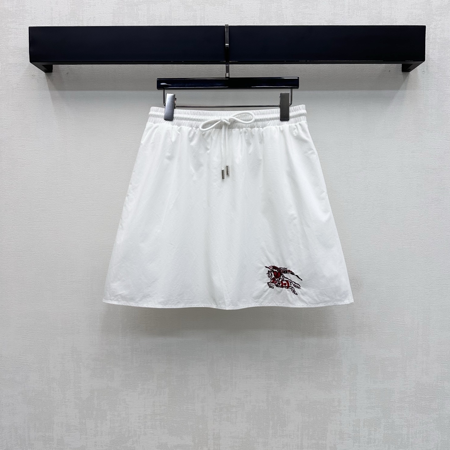 NO:924840,Bur BBR*2026 new arrivals embroidered drawstring skirt. Customized YB imported twill cotton fabric. The texture is crisp and stylish. It feels soft and skin-friendly. It has a slight natural drape. It has a lazy and casual French atmosphere. The elastic waistband is freely adjustable to add layering to the look. The hem is embellished with the iconic war horse embroidery logo to highlight the brand's tone. The development of surface accessories. The elastic waist skirt is cut and can be matched with the same series of shirts.  Wear a complete set to easily create a high-end casual style. High version, burberry, skirts,19860909Bur BBR*2026新品上架刺绣抽绳半裙 定制YB进口斜纹全棉面料 质地挺括有型 触感柔软亲肤 带有微微自然垂坠感 自带慵懒随性的法式氛围 沿用松紧腰头自由调节设计 增添造型层次感 下摆点缀标志性战马刺绣徽标装饰 彰显品牌调性 面辅料开发 松紧腰半身短裙裁剪 可搭配同系列衬衣 成套穿搭轻松打造高级休闲风  高版本,,burberry,skirts,,Women's clothing