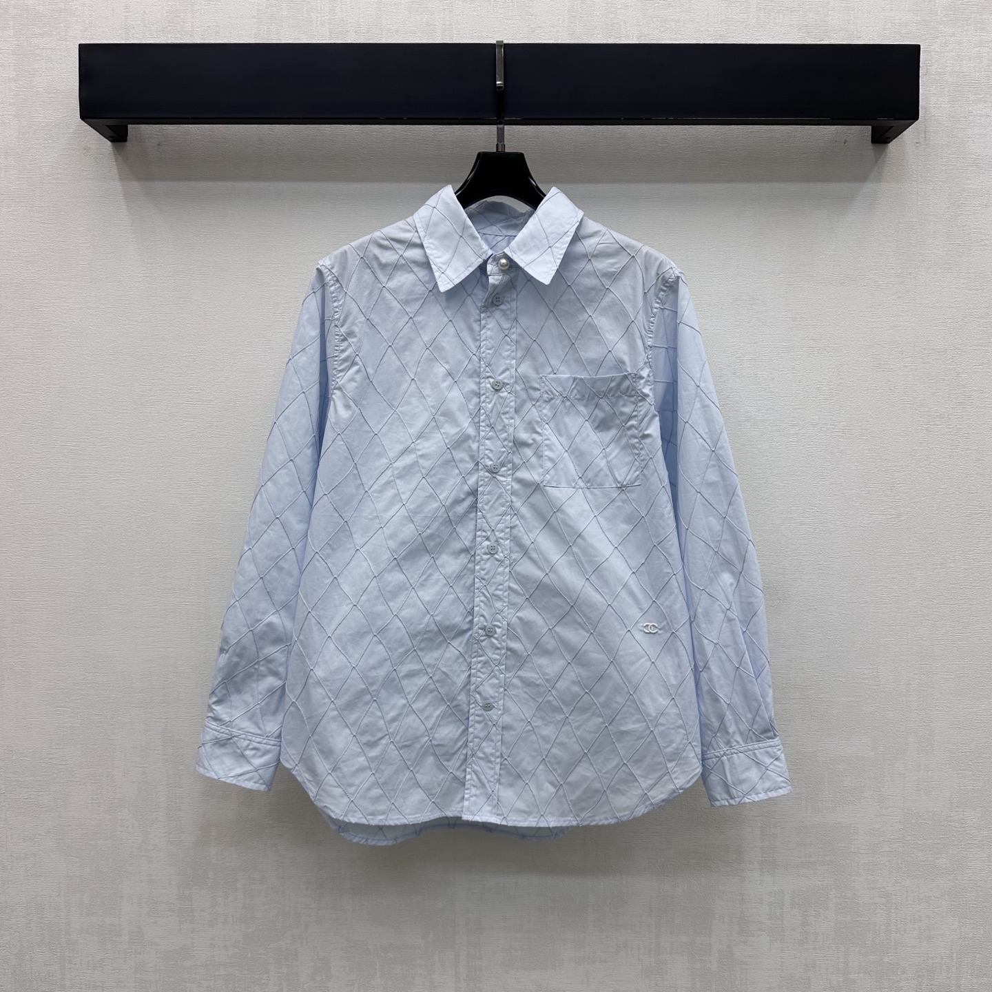 NO:924861,Chane*2026 new product launches rhombus embroidered lapel shirt. Customized YB imported twill cotton material. The texture is crisp and skin-friendly. The lapel placket button is used for adjustment and the hem is embellished with the iconic double C letter embroidery logo decoration. Highlighting the brand tone. The whole body rhombus quilting process design adds a sense of layering to the look. It is visually more layered and high-end. Development of surface accessories. Lapel long-sleeved shirt tailoring. Easily create a French high-end style when wearing a set for commuting and dating.  High version 2 colors 36 38 40,,chanel,shirts,19860909Chane*2026新品上架菱格刺绣翻领衬衣 定制YB进口斜纹全棉材质 质地挺括有型亲肤 沿用翻领开襟纽扣调节处理配合下摆点缀标志性双C字母刺绣徽标装饰 彰显品牌调性 通体菱格纹绗缝工艺设计 增添造型层次感 视觉上更具层次感与高级感 面辅料开发 翻领长袖衬衫剪裁 通勤约会成套穿搭轻松打造法式高级风  高版本2色36 38 40,,chanel,shirts,,Women's clothing