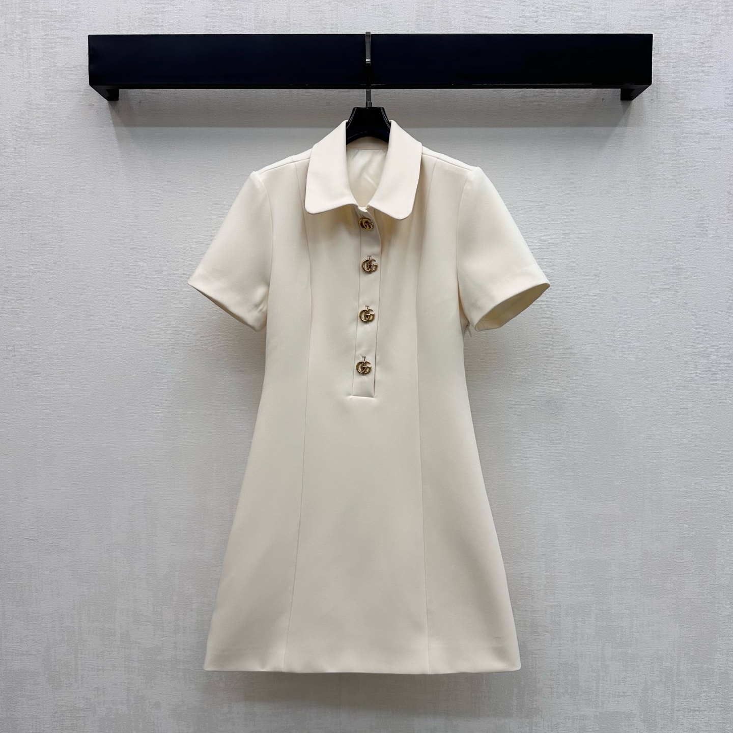 NO:925804,Gucc*2026 New Arrival Metal Button Lapel Dress Customized YB imported twill fabric, crisp and stylish, with high-end matte texture. The semi-open double G metal button adjustment design is used to highlight the brand tone and improve the visual highlights. It is low-key and luxurious. The vertical three-dimensional split stitching of the skirt and the waist pattern better optimize the body proportions, adding sophistication and modeling. Development of surface accessories. Cutting of lapel dress. The upper body instantly becomes a goddess of elegance and elegance.  High version,,gucci,skirts,19860909Gucc*2026新品上架金属扣翻领连衣裙定制YB进口斜纹绸面料 挺括有型 自带高级哑光质感 沿用半开襟双G金属纽扣调节设计 彰显品牌调性 完善视觉亮点 低调中透着奢华 裙身纵向立体分割缝线与收腰版型 更好优化身材比例 增添精致度与造型感 面辅料开发 翻领连衣裙剪裁 上身秒变气质优雅女神   高版本,,gucci,skirts,,Women's clothing