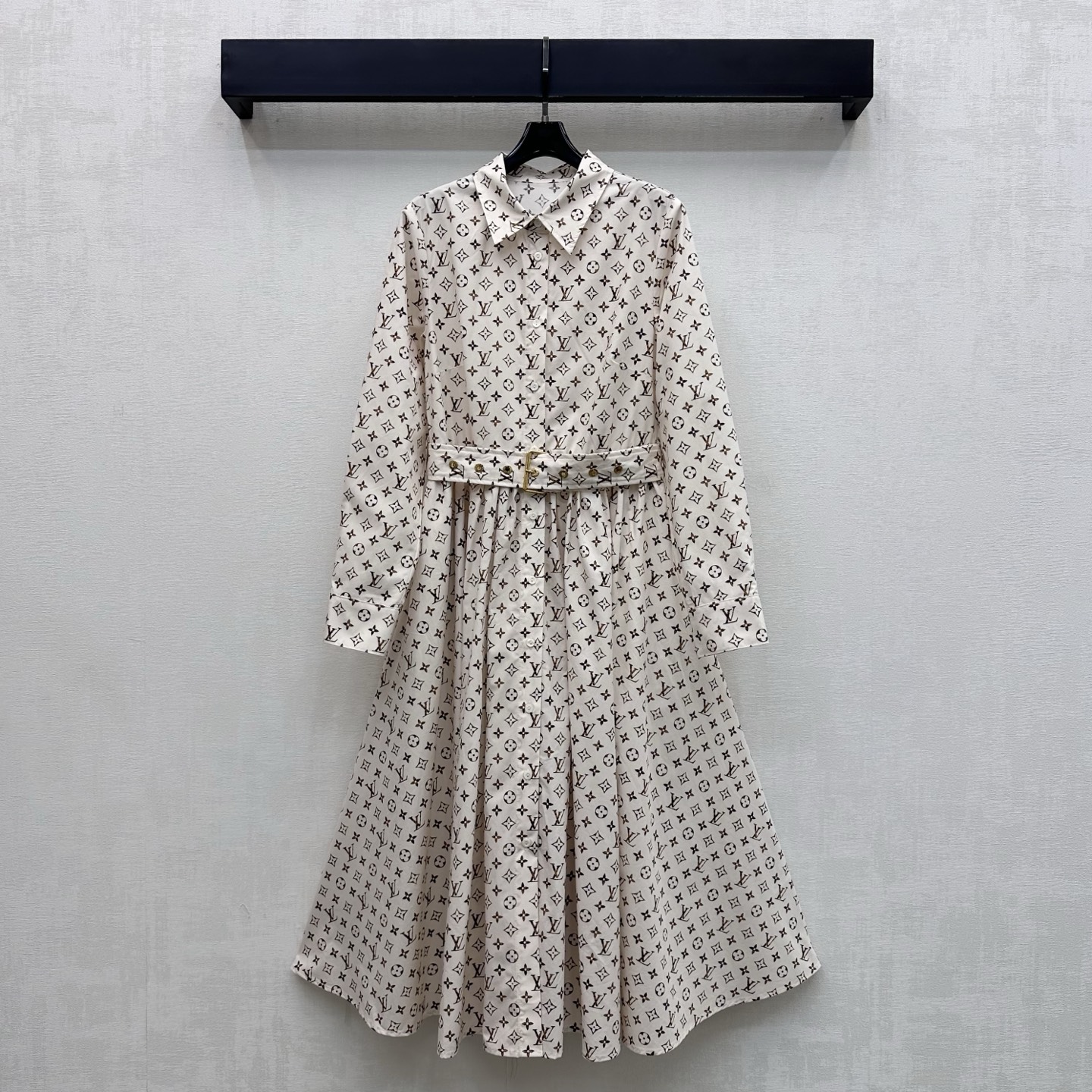 NO:925819,Louis Vuitto*2026 New Arrival Printed Belt Dress Customized YB Imported Lyocell Cotton Material Light Drape Texture with Delicate Glossy Lapel Placket Buttons and Fabric Metal Buckle Belt Adjustment Design Optimize Body Proportions Highlight Waist Lines Large Scattered Skirt Covers Muscles and Looks Thin Adding Layering to the Style Signature Four-leaf Clover Letter Print Elements Covered All Over the Body Highlights Brand Tonality Development of Surface Accessories Lapel Dress Tailoring The upper body instantly transforms into a goddess of elegance and elegance  high version,,louis vuitton,skirts,19860909Louis Vuitto*2026新品上架印花腰带连衣裙定制YB进口莱赛尔棉材质 质地轻盈垂坠 带有细腻的光泽感 沿用翻领开襟纽扣配合本布金属扣腰带调节设计 优化身材比例 凸显腰部线条 大散状裙摆遮肉显瘦 增添造型层次感 通体满铺标志性四叶草字母印花元素 彰显品牌调性 面辅料开发 翻领连衣裙剪裁 上身秒变气质优雅女神   高版本,,louis vuitton,skirts,,Women's clothing