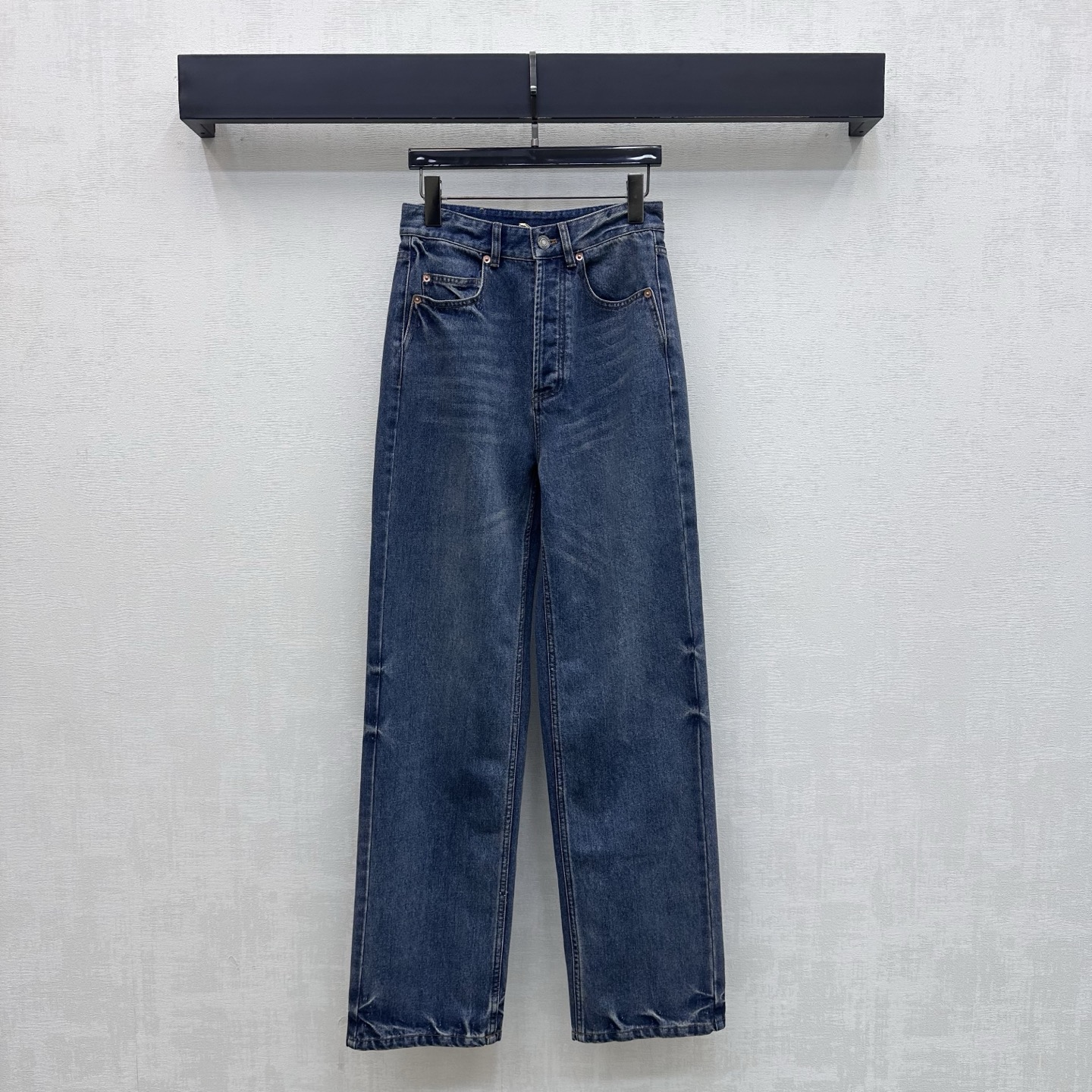 NO:925832,Ysl/Saint Laurent* 2026 new arrival leather label straight denim trousers customized with YB imported twill cotton denim material. The texture is crisp, stylish and skin-friendly. The high-waisted vintage distressed metal button adjustment process is used. It is designed with engraved hardware rivets to add a sense of layering. The trousers have natural whisker whitening texture. Echoing the iconic letter leather label decoration on the back waist, it highlights the brand's tone. It is visually more layered and high-end. Development of surface accessories  High-waisted buttoned straight trousers, you can easily create a French haute couture style for commuting and dating. High version in 2 colors-,,saint laurent,saint laurent,19860909Ysl/Saint Laurent*2026新品上架皮标直筒牛仔长裤定制YB进口斜纹全棉牛仔材质 质地挺括有型亲肤 沿用高腰复古做旧金属排扣调节处理 配合刻印五金铆钉设计 增添造型层次感 裤身自带自然猫须磨白肌理 呼应后腰点缀标志性字母皮标装饰 彰显品牌调性 视觉上更具层次感与高级感 面辅料开发 高腰系扣直筒长裤剪裁 通勤约会穿搭轻松打造法式高级风  高版本2色-,,saint laurent,saint laurent,,Women's clothing