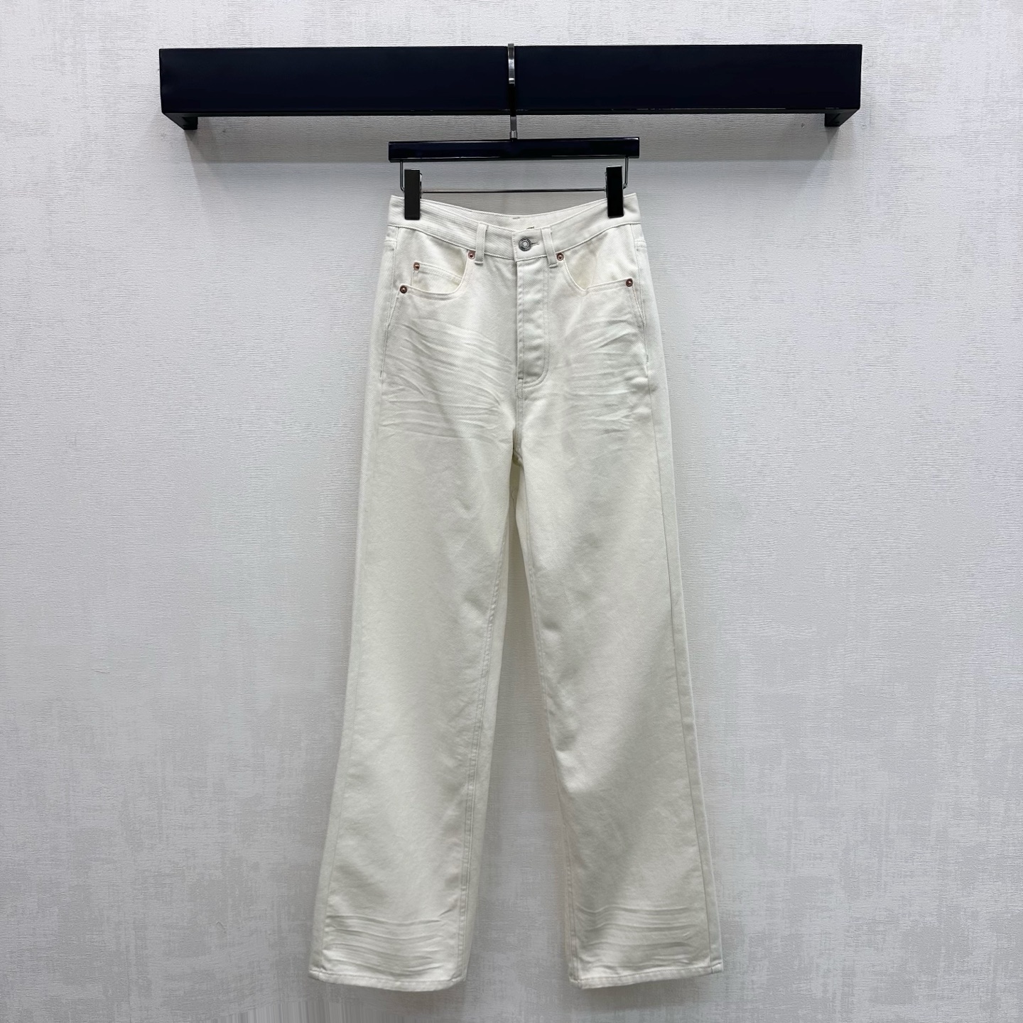 NO:925816,Ysl/Saint Laurent* 2026 new arrival leather label straight denim trousers customized with YB imported twill cotton denim material. The texture is crisp, stylish and skin-friendly. The high-waisted vintage distressed metal button adjustment process is used. It is designed with engraved hardware rivets to add a sense of layering. The trousers have natural whisker whitening texture. Echoing the iconic letter leather label decoration on the back waist, it highlights the brand's tone. It is visually more layered and high-end. Development of surface accessories  High-waisted buttoned straight trousers, you can easily create a French haute couture style for commuting and dating. High version in 2 colors-,,saint laurent,saint laurent,19860909Ysl/Saint Laurent*2026新品上架皮标直筒牛仔长裤定制YB进口斜纹全棉牛仔材质 质地挺括有型亲肤 沿用高腰复古做旧金属排扣调节处理 配合刻印五金铆钉设计 增添造型层次感 裤身自带自然猫须磨白肌理 呼应后腰点缀标志性字母皮标装饰 彰显品牌调性 视觉上更具层次感与高级感 面辅料开发 高腰系扣直筒长裤剪裁 通勤约会穿搭轻松打造法式高级风  高版本2色-,,saint laurent,saint laurent,,Women's clothing
