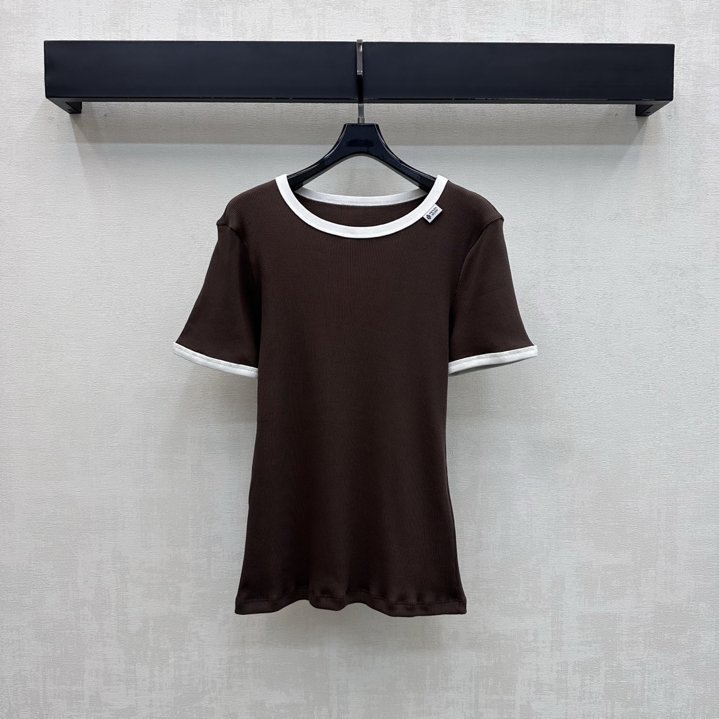 NO:927608,Prad*2026 new products are available in contrasting color slim-fitting short sleeves. Customized YB imported high-elastic twill cotton material. Comfortable and breathable. Self-contained elasticity. The whole-body vertical pit strip texture is visually slimmer. Designed with contrasting edge details to add layering to the look. The collar is embellished with iconic letter woven decoration to highlight the brand tone. Slim-fitting and highlighted body lines. Development of surface accessories. Round neck slim-fitting short-sleeved tailoring. Casual matching to show relaxed, light and luxurious temperament. Outstanding and fashionable.  High version 2 colors, prada, T-shirt,19860909Prad*2026新品上架撞色修身短袖 定制YB进口高弹斜纹全棉材质 舒适透气 自带弹力 通体竖坑条纹理视觉更为显瘦 配合包边撞色细节设计 增添造型层次感 领口点缀标志性字母织布装饰 彰显品牌调性 修身凸显身材线条 面辅料开发 圆领修身短袖剪裁 随意搭配穿搭尽显松弛轻奢气质 出彩时髦  高版本2色,,prada,T-shirt,,Women's clothing