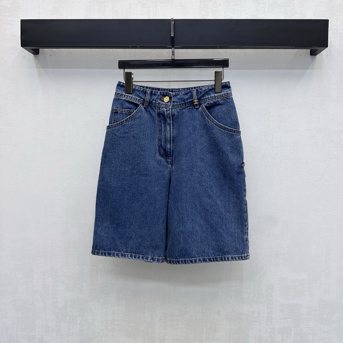 NO:933003,Chane*2026 new arrivals embroidered denim straight mid-length trousers. Customized YB imported twill cotton denim material. Comfortable, soft, breathable and easy to wear. Multiple enzyme washing process. Retro and fashionable. High-waisted symmetrical pockets with letter leather label design on the back. Echoing the double C pattern on the pockets and side denim accessories to add layering to the look. Iconic engraved lettering metal buttons for adjustment and decoration. Low-key highlight of the brand tone. Simple and advanced. Development of surface accessories. High-waist buttoned straight-leg five-quarter pants tailoring.  Can be paired with the same series of jackets for a complete set of high-end fashion. High version 3 colors 36-42, chanel, jackets & coats,19860909Chane*2026新品上架绣花牛仔直筒中裤 定制YB进口斜纹全棉牛仔材质 舒适柔软 透气好穿 多重酵素水洗工艺处理 复古又时尚 高腰对称口袋配合后腰字母皮标设计 呼应口袋双C走线纹样搭配侧边牛仔布配饰增添造型层次感 标志性刻印字母金属纽扣调节装饰 低调彰显品牌调性 简约高级 面辅料开发 高腰系扣直筒五分裤剪裁 可搭配同系列外套 成套穿搭高级时髦  高版本3色36-42,,chanel,jackets & coats,,Women's clothing